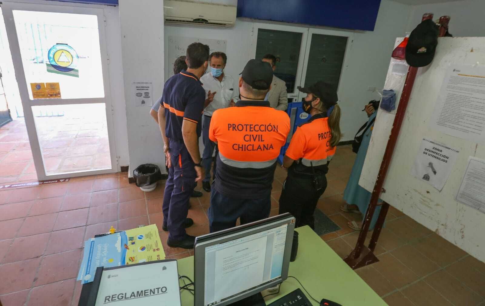 Reciente visita de los responsables municipales al módulo de Protección Civil en La Barrosa.