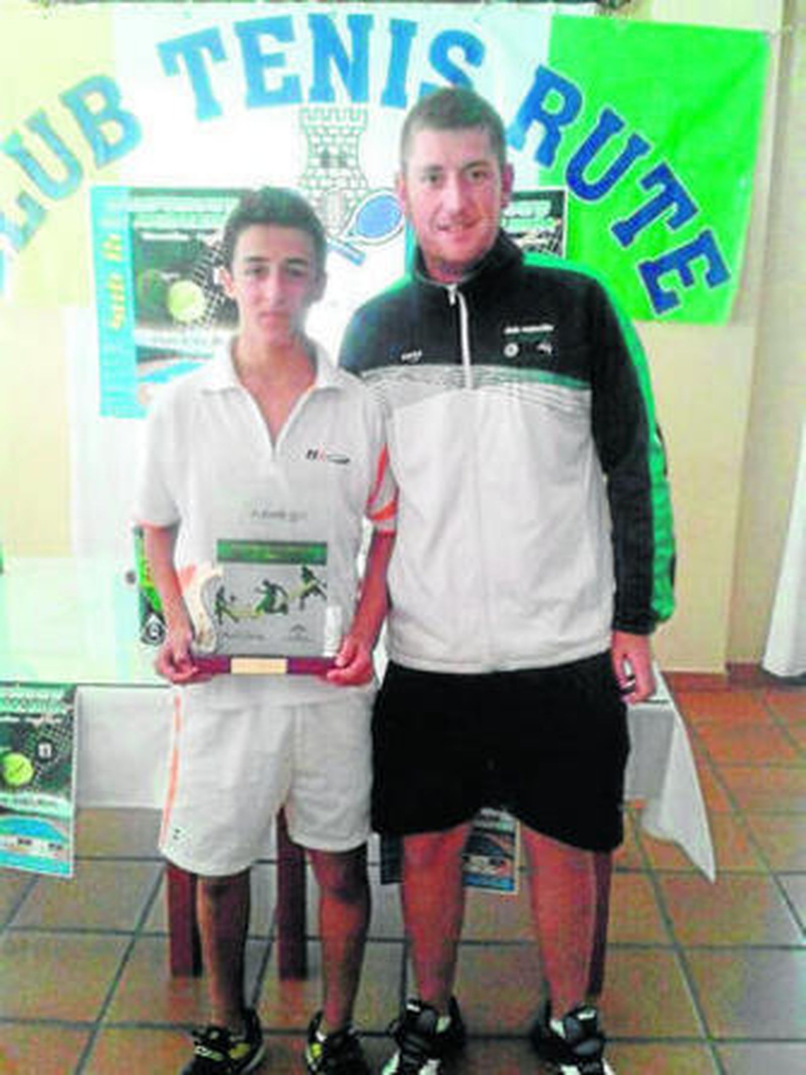Javier y Alberto, con el trofeo en el CT Rute de Córdoba.