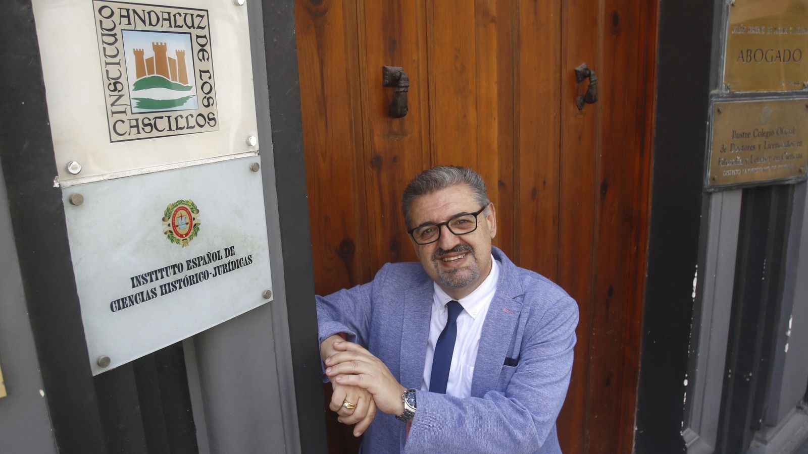 Julián Hurtado de Molina posa en la sede del Instituto Andaluz de los Castillos.