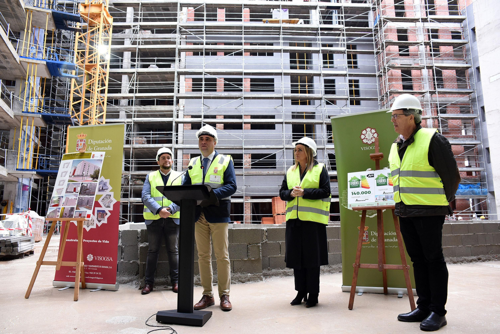 El presidente Francis Rodríguez junto a la alcaldesa Marifrán Carazo en las obras del Residencial Abril El presidente Francis Rodríguez junto a la alcaldesa Marifrán Carazo en las obras del Residencial Abril