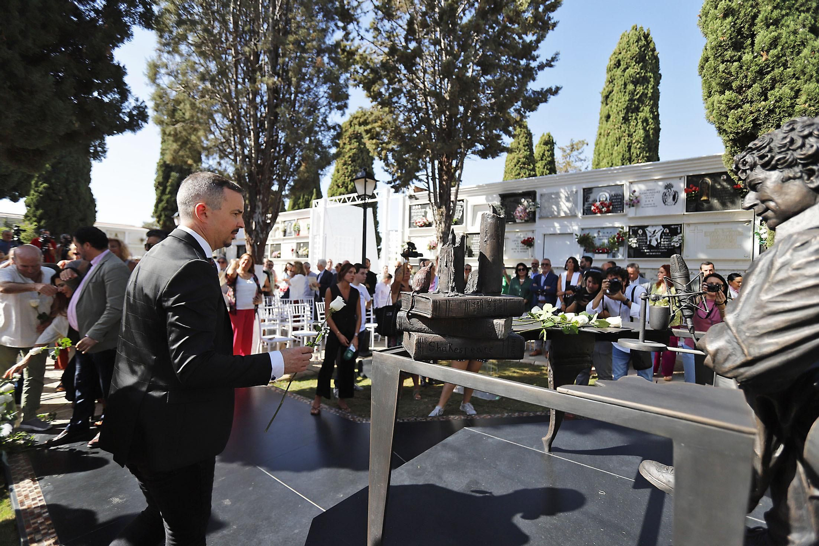 Imágenes del homenaje a Jesús Quintero con el descubrimiento de una escultura de Elías Rodríguez Picón