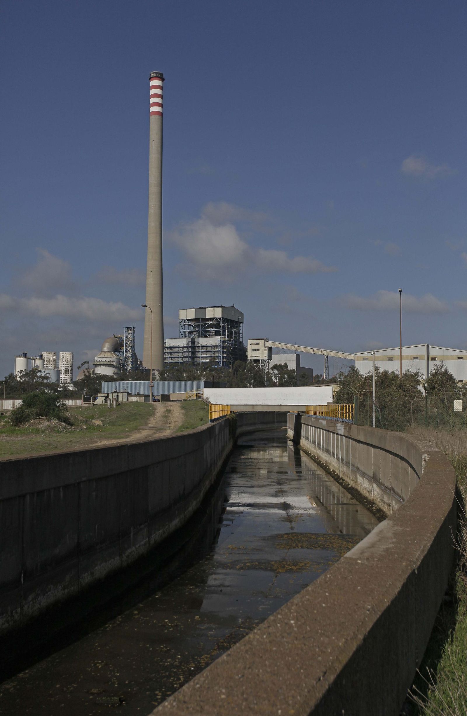 Vista general de los terrenos de EDP junto a la térmica.