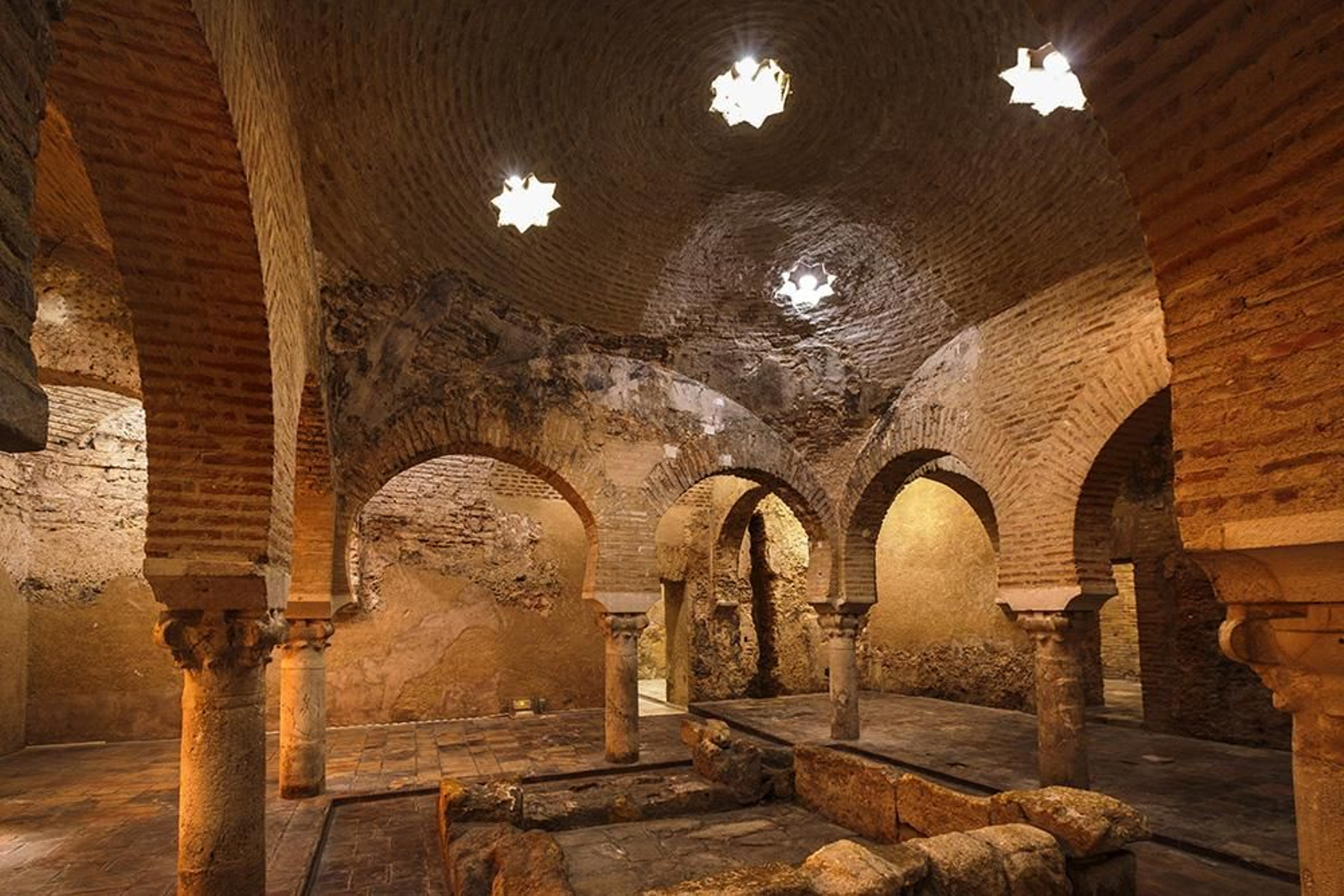 La Sala Templada de los Baños Árabes de Jaén es la más amplia de las tres.