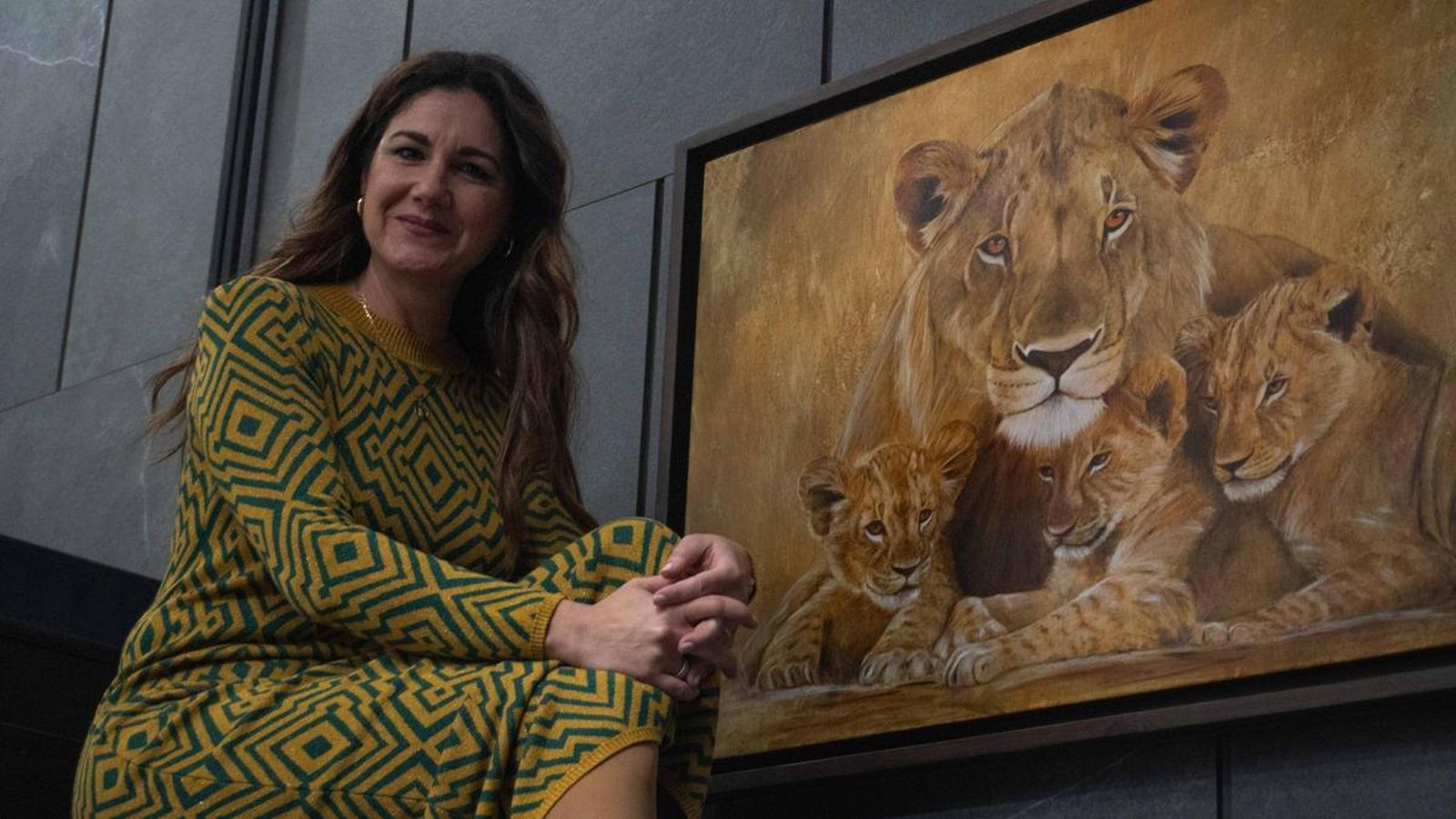 Inma Campos posa junto a una de sus pinturas