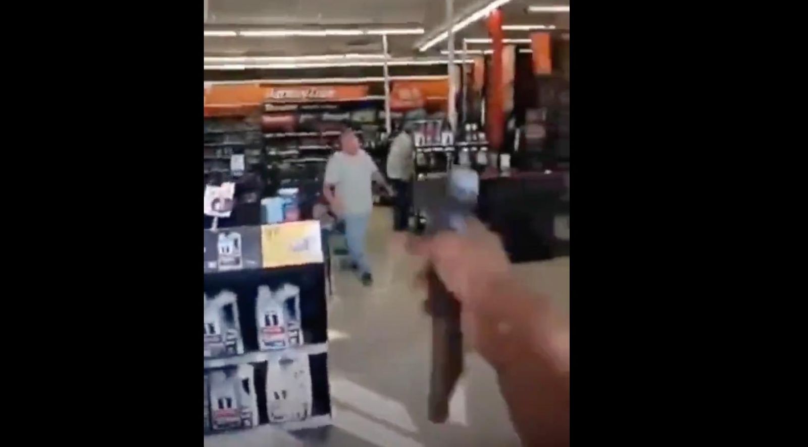 Momento en el que Kelly entra en el supermercado de Memphis a disparar a sus víctimas