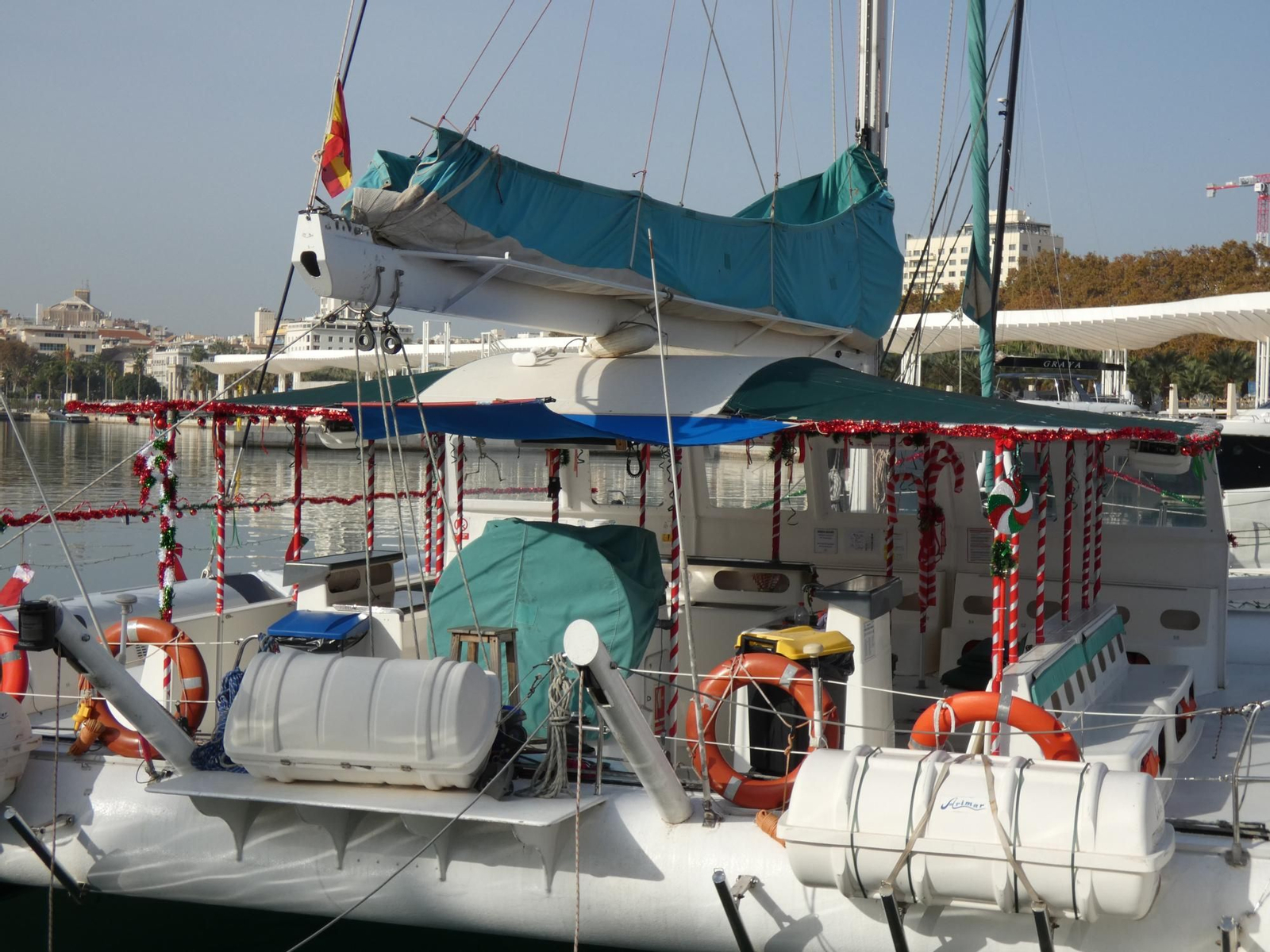 Catamarán ‘Magic A’ decorado por Navidad.