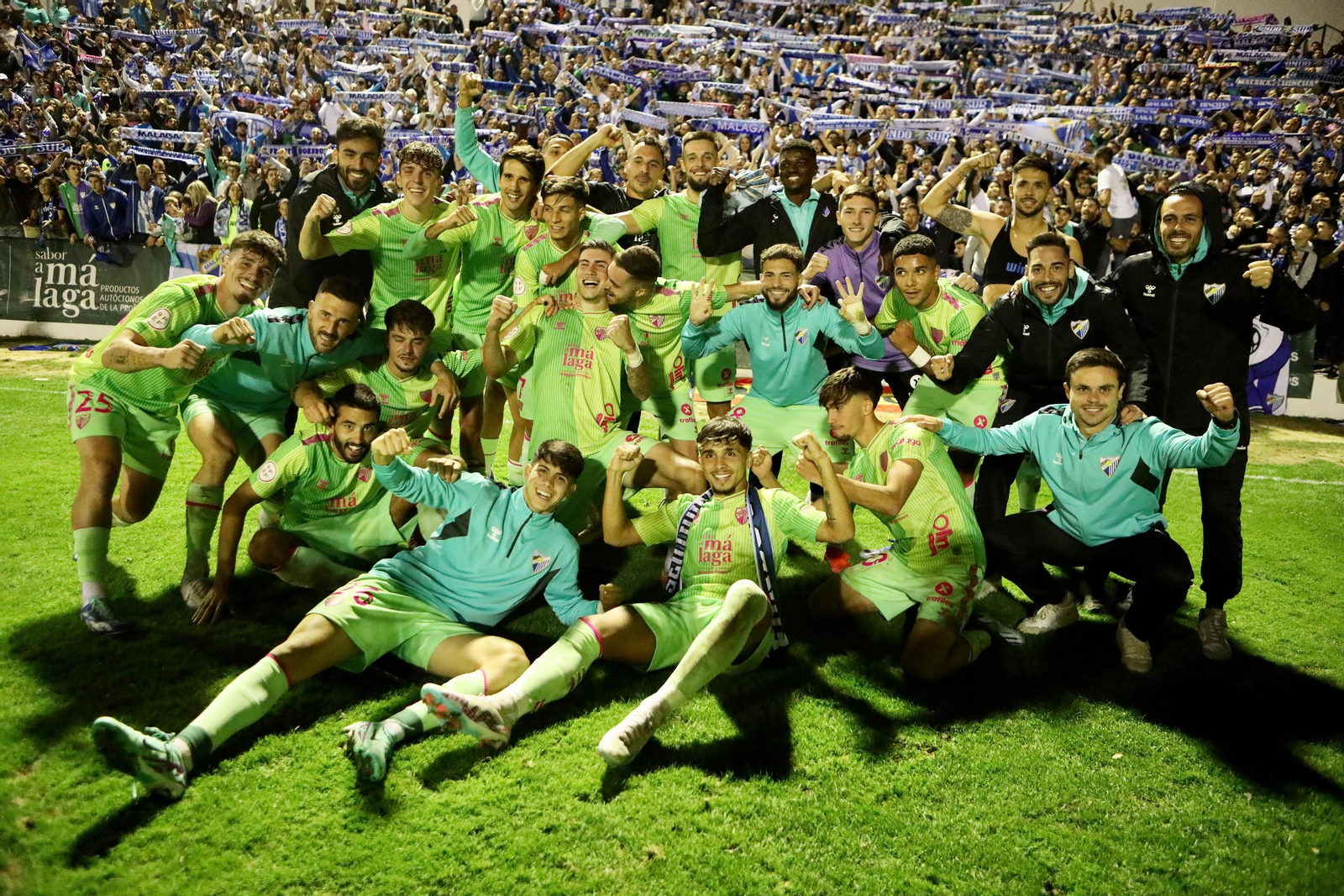 La celebración del Málaga CF en el césped de El Maulí