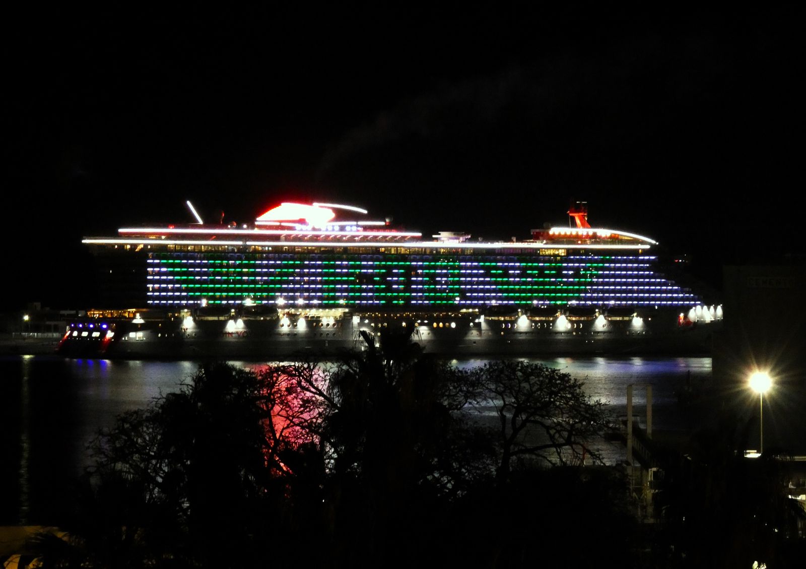 'Valiant Lady' mostrando en Málaga su iluminación de Halloween.