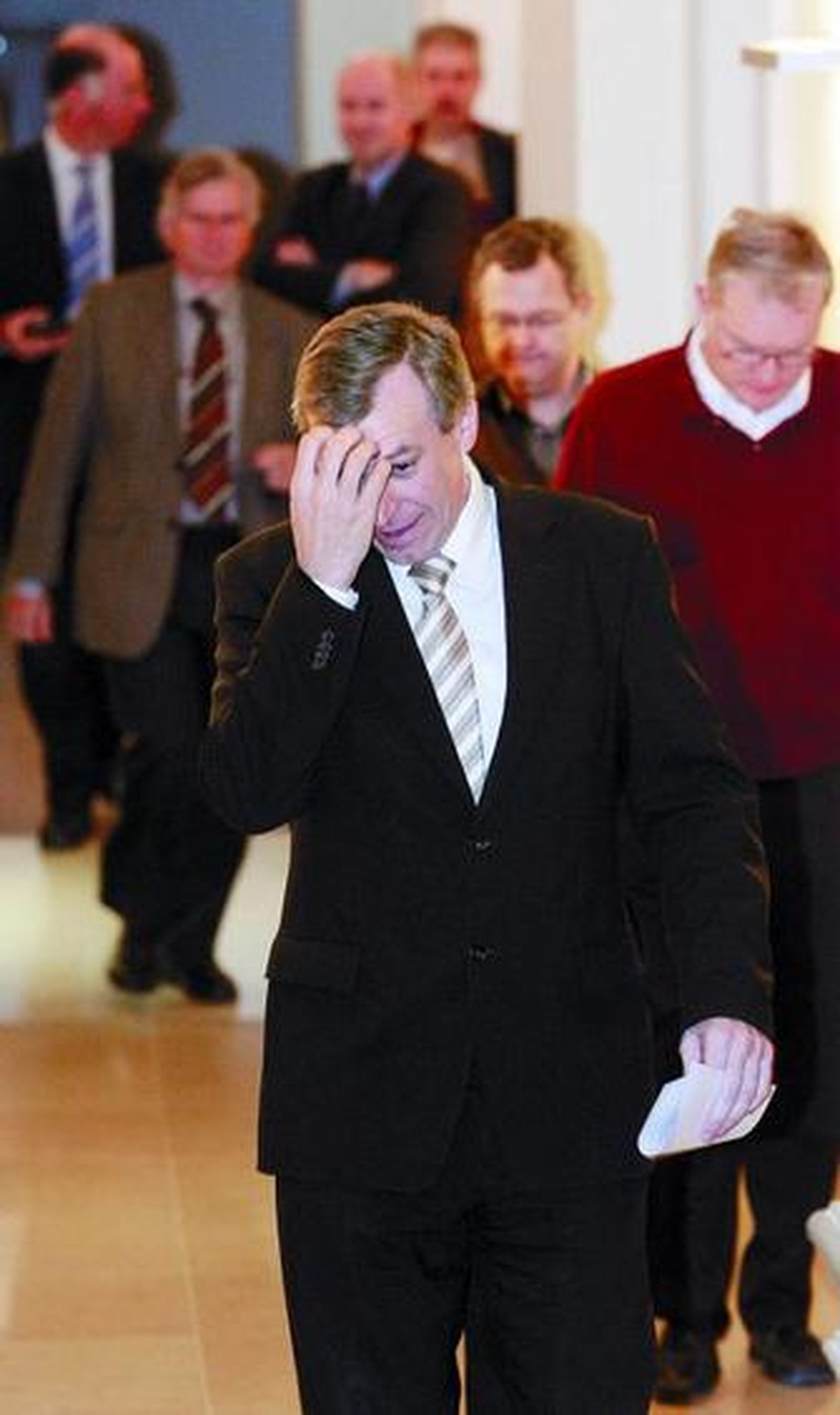 Leterme gesticula antes de dar una rueda de prensa en Bruselas.