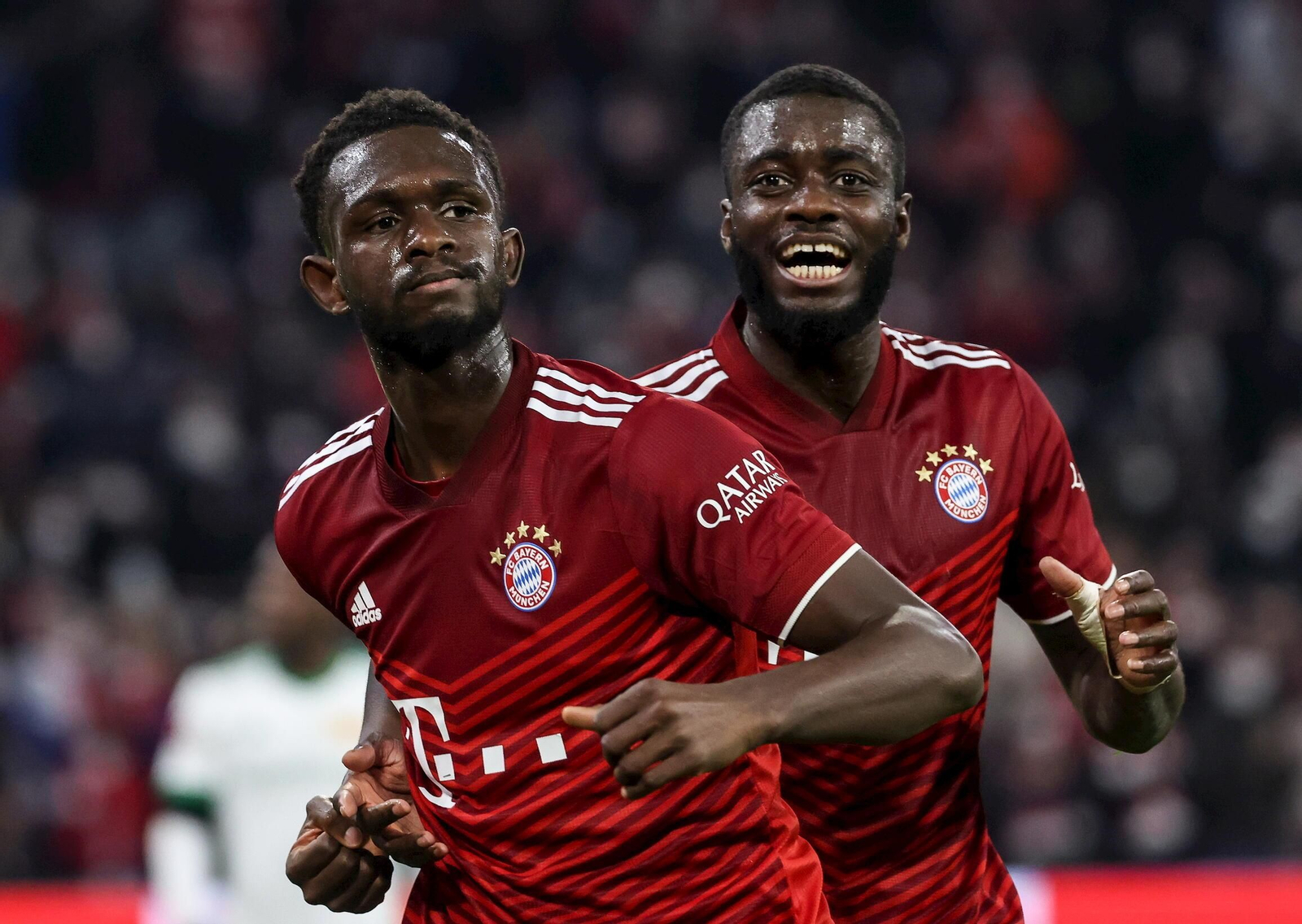 Nianzou celebra junto a Upamecano el 2-0 que marcó en el Bayern-Union Berlín el pasado marzo.