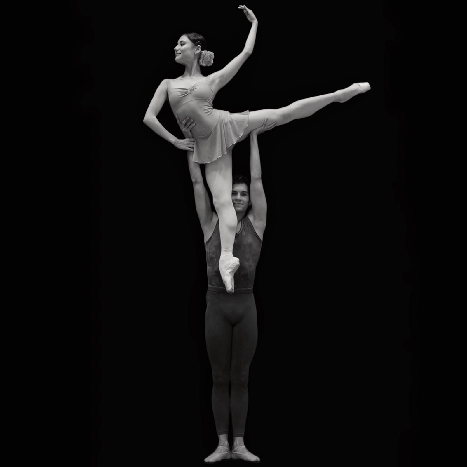 Una imagen de los dos bailarines.