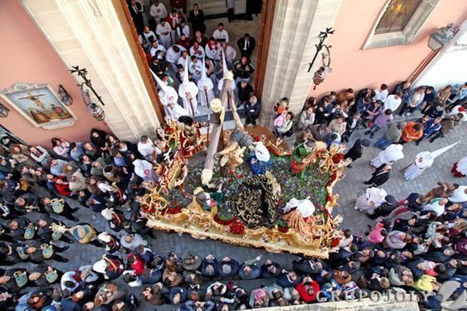 Precioso plano cenital del paso de misterio del Santísimo Cristo del Amor, momentos después de iniciar su truncada estación de penitencia.

Foto: Vanesa Lobo