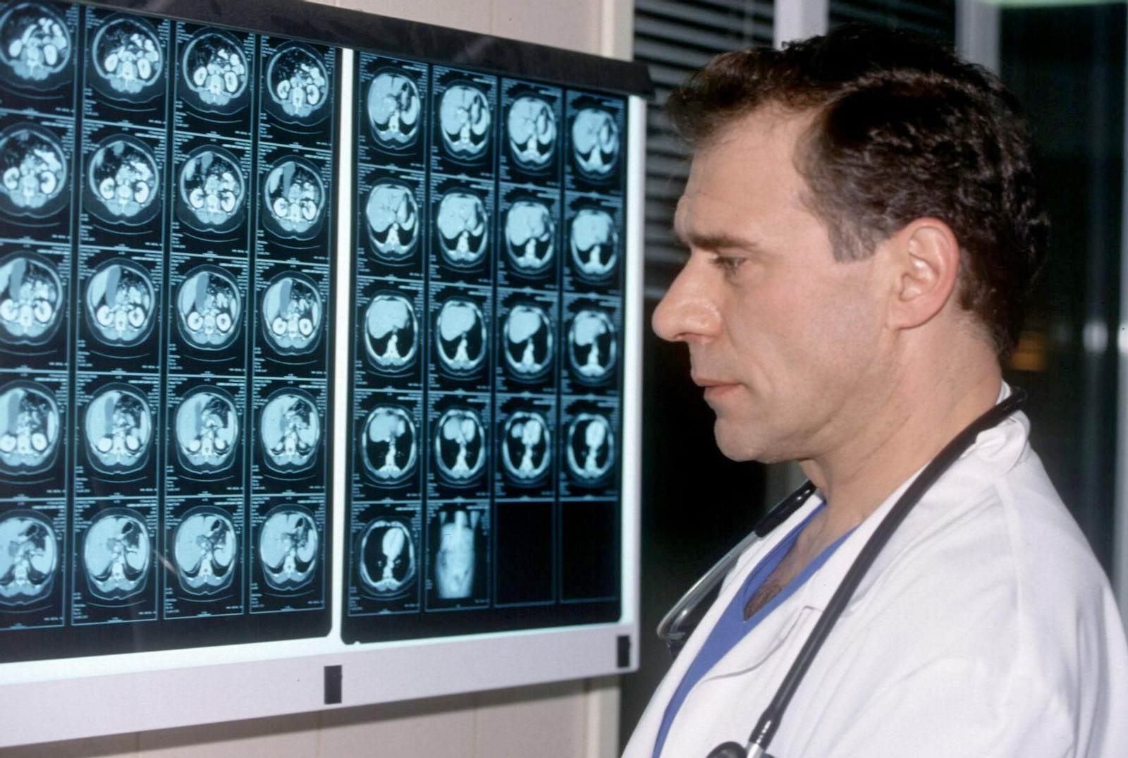 El actor Sergi Mateu en una escena de la serie Hospital Central.