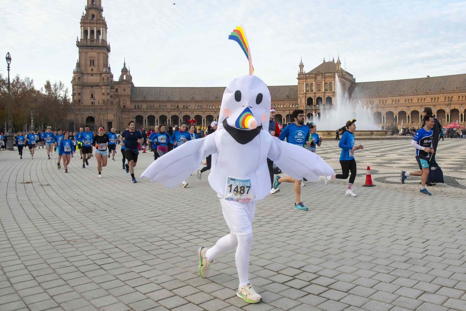 Curro, la mascota de la Expo 92, acompaña a los corredores.