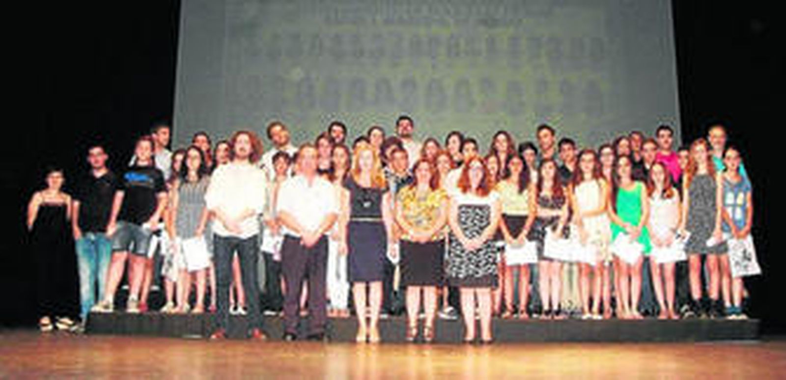 La concejala de Cultura, María Dolores Ortega junto a otros concejales y los alumnos con sus orlas.