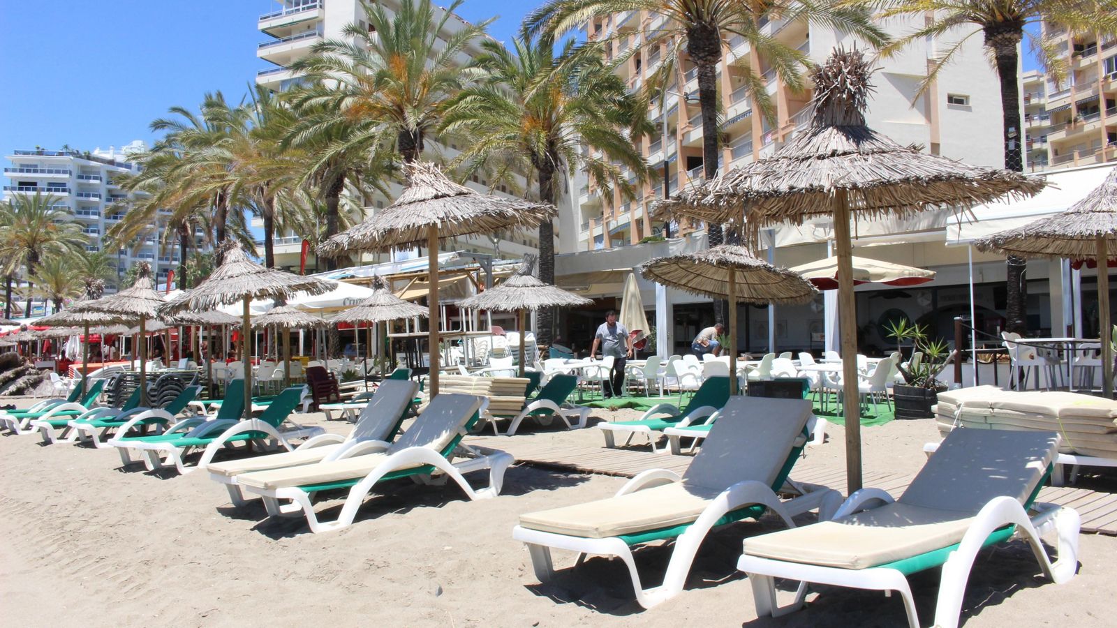 La zona de chiringuitos de la playa de La Fontanilla, en Marbella.