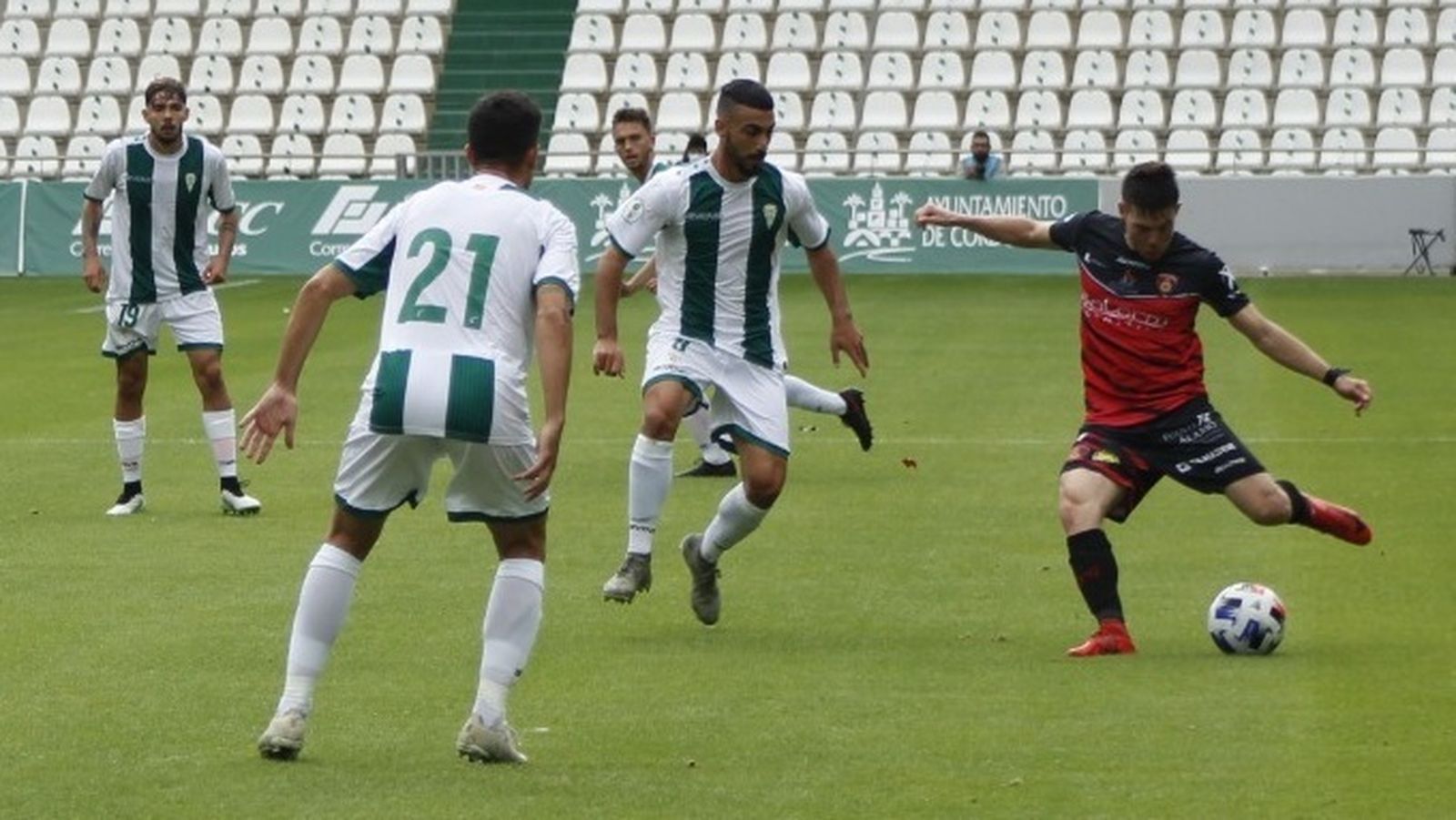 Un jugador del Salerm Puente Genil centra un balón durante el derbi con el Córdoba B.