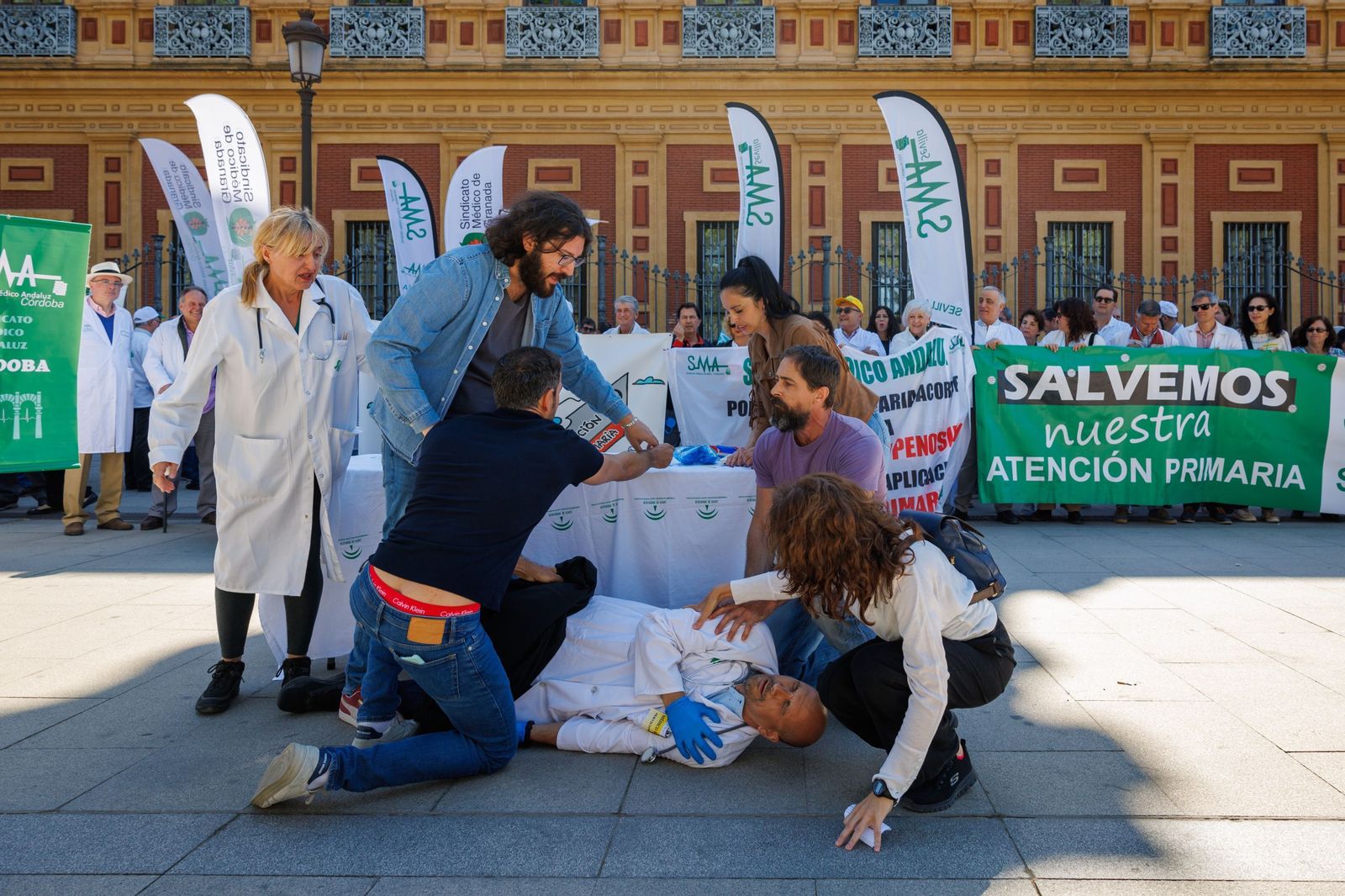 Un momento de la concentración de médicos ante el Palacio de San Telmo.