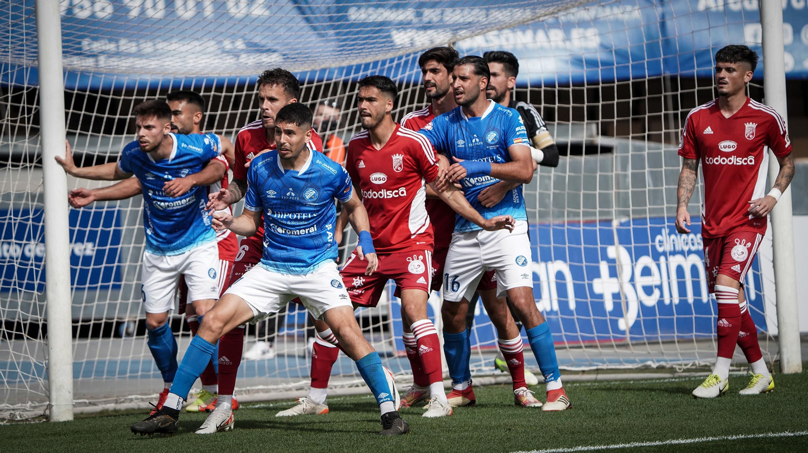 Hugo Carrillo, en un saque de esquina en el derbi contra el XCD.