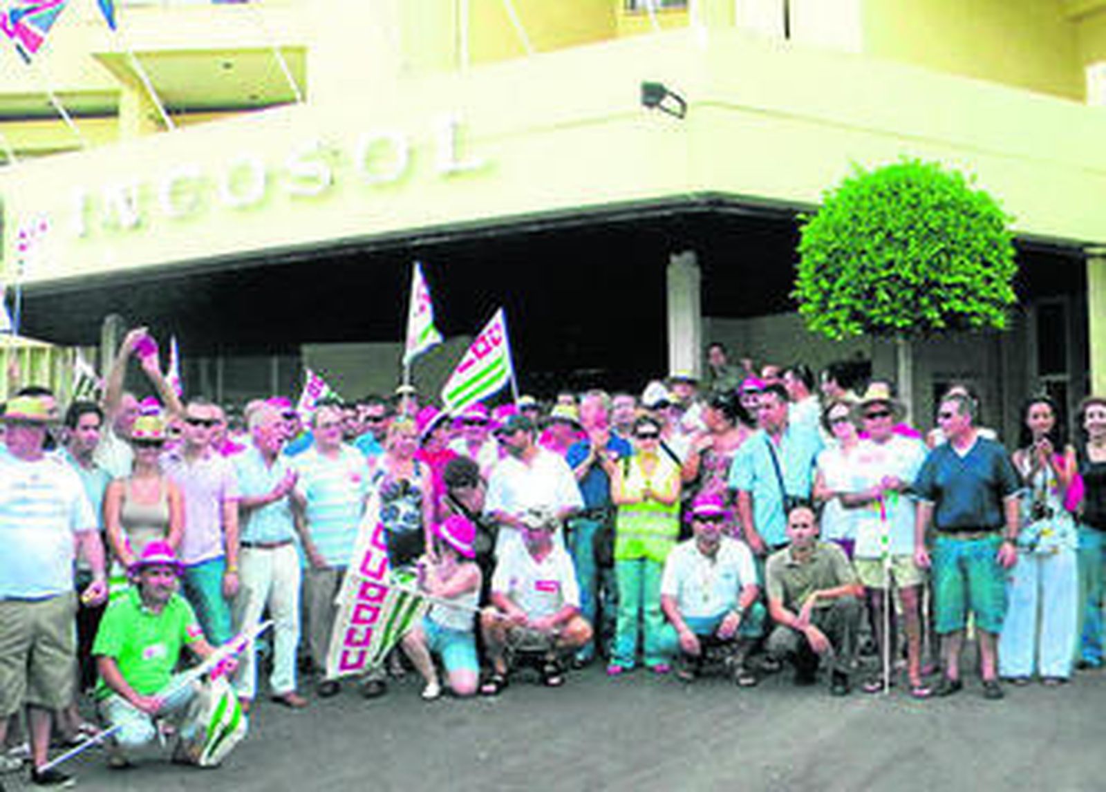 Trabajadores de Incosol, en el año 2010, en huelga pidiendo información sobre su futuro.