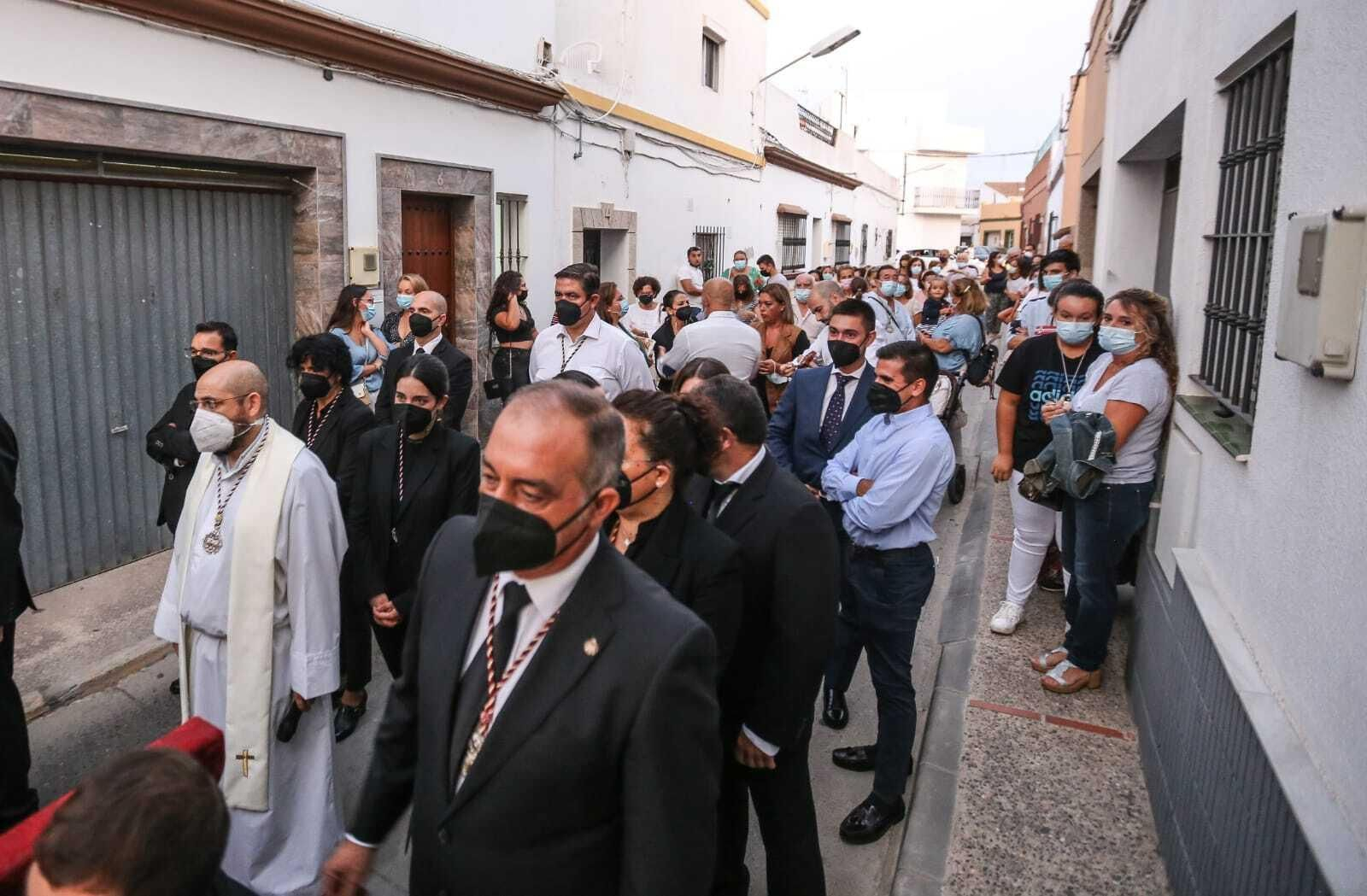 Primera salida de una imagen cofrade por las calles de Chiclana desde el inicio de la pandemia.