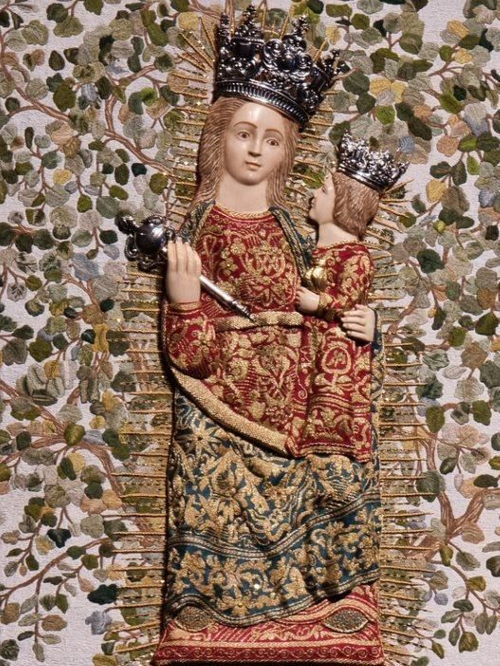 La Virgen del Álamo que preside la gloria del techo de palio.