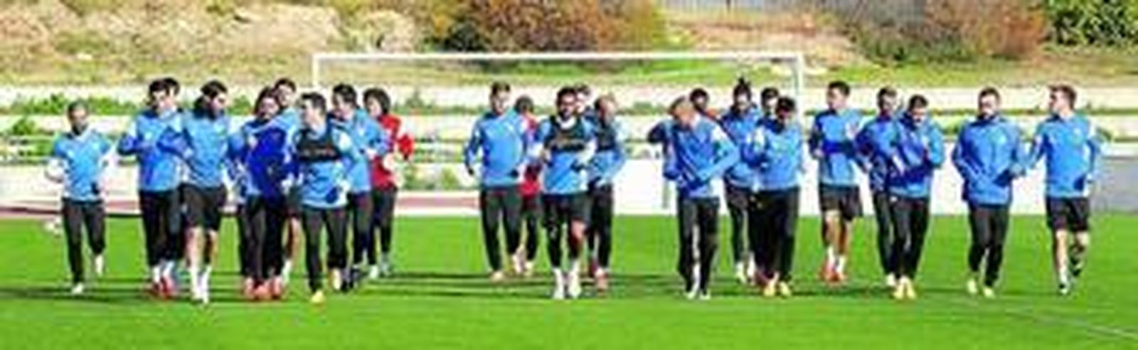 Los jugadores del Málaga, ayer, haciendo carrera continua en los compases iniciales de la sesión de trabajo.