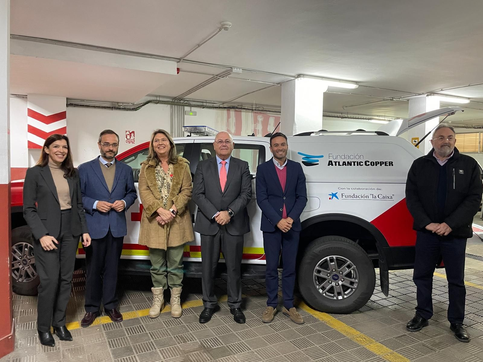 Patricia Mauri y Antonio de la Vega junto al nuevo vehículo de Cruz Roja.