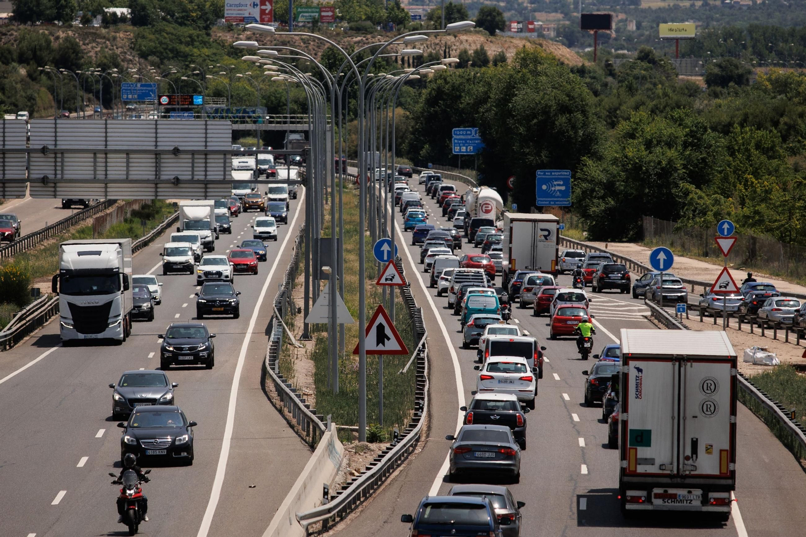 Decenas de coches a la salida de Madrid.