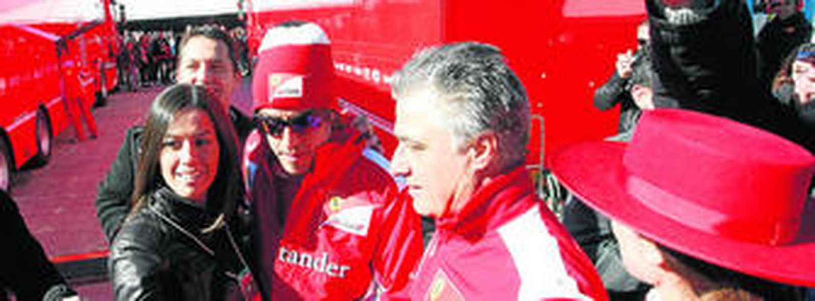 1. Fernando Alonso se detiene junto a una aficionada instantes antes de entrar en su 'box' para reanudar la jornada de entrenamientos. 2. El ambiente en la grada X-1, repleta de público, fue espectacular. 3. Exposición de Ferraris particulares en la zona del Aparcamiento 2, entre las curvas Expo'92 y Michelín. 4. Felipe Massa saluda a varios aficionados desde su coche tras abandonar el 'motorhome' de Ferrari. 5. La zona de aparcamientos tras la grada X-1, atestada de coches. Hay más de doscientos periodistas acreditados, al margen de los que tienen pase permanente de la FIA y del Circuito. 6. Nira Juanco, comentarista a pie de pista de La Sexta, desmintió ayer vía twitter que haya firmado con Antena 3, cadena que emitirá el Mundial 2012. 7. Un aficionado en paro se ofrece a las 'scuderías' para trabajar. 8. Carlos Sainz, junto a una guapa azafata de González Byass. 9. Mark Webber pasa junto a varios aficionados por la zona de 'paddock'. FOTOS: JUAN CARLOS TORO