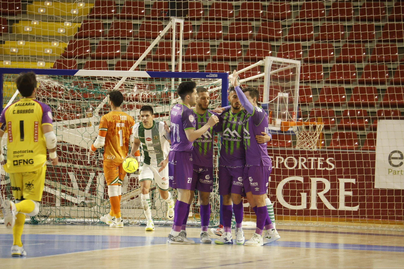 Las mejores fotos del ambiente en Vista Alegre para el Córdoba Futsal - Palma.
