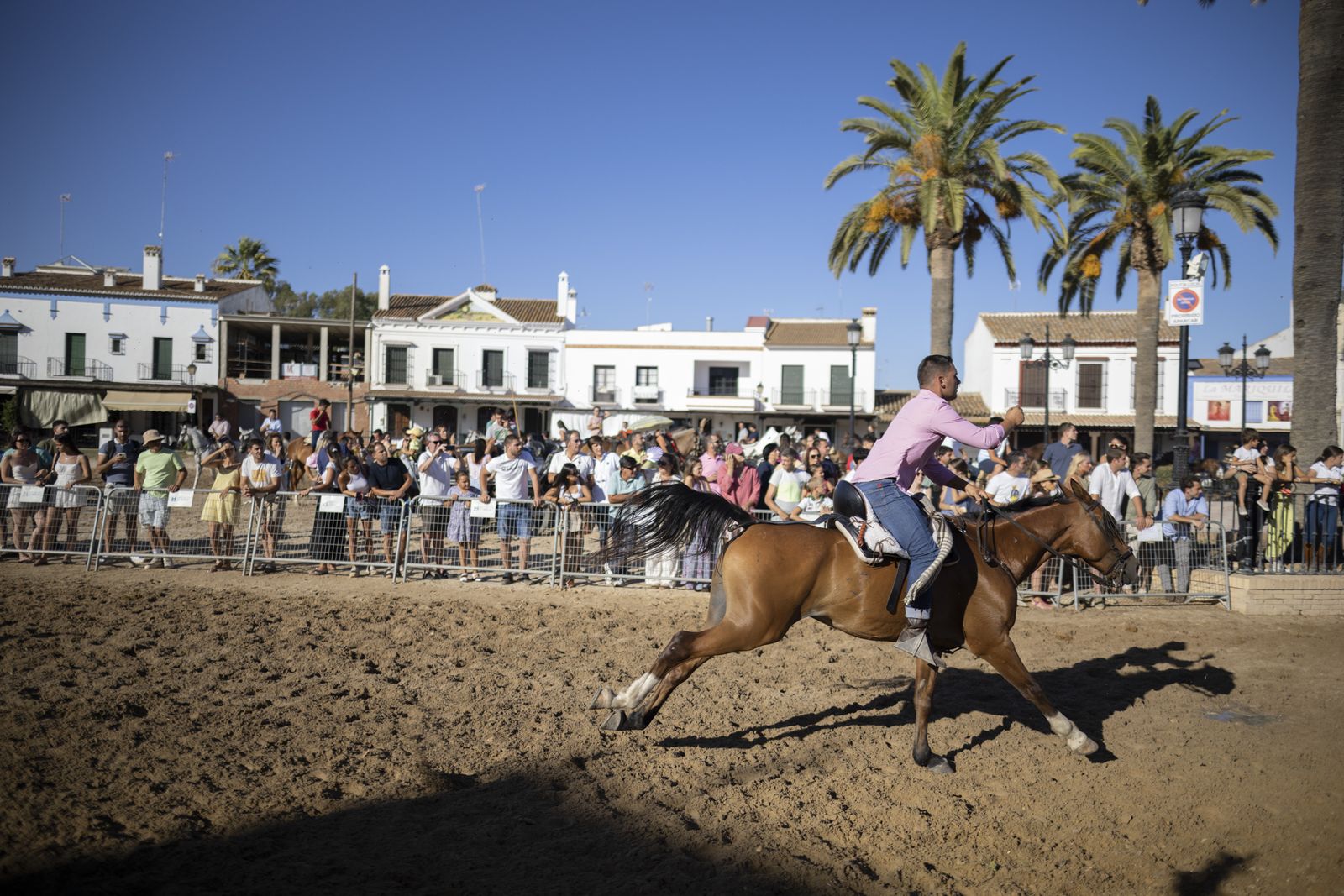 Ambiente del jueves 18 de agosto en la aldea de El Rocío durante el Rocío Chico