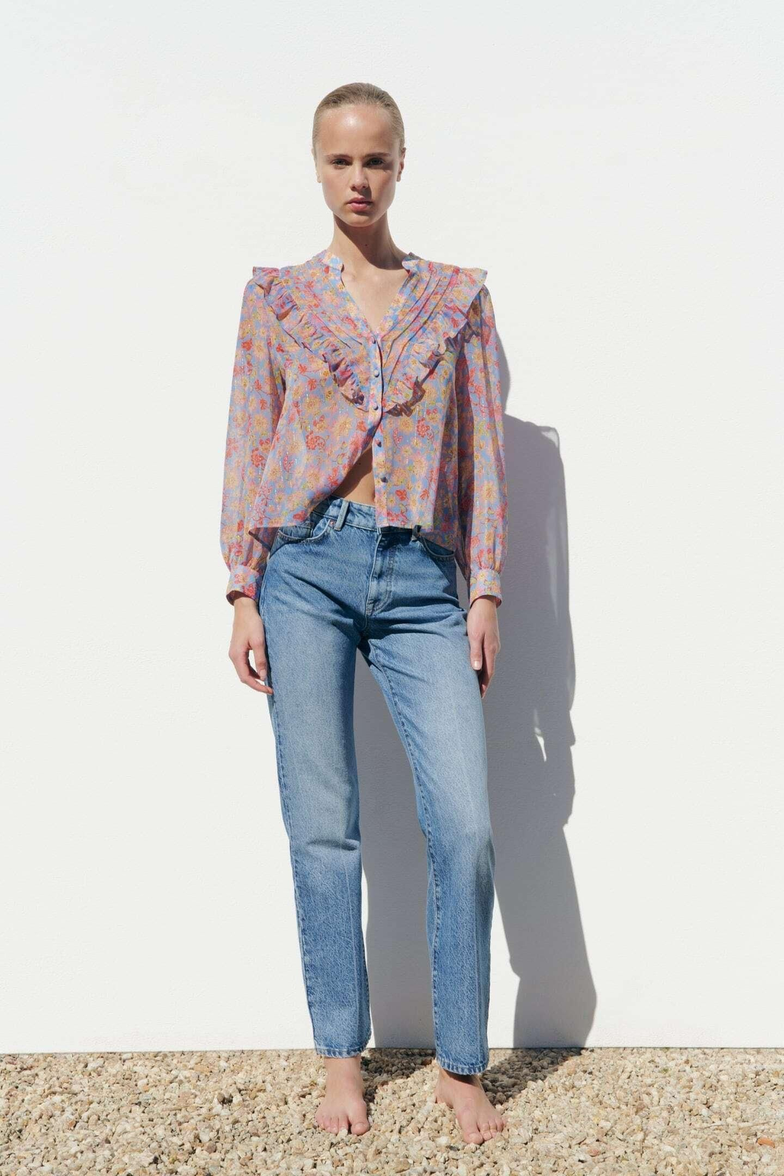 Blusa de flores y cuello babero de Zara. Blusa de flores y cuello babero de Zara.