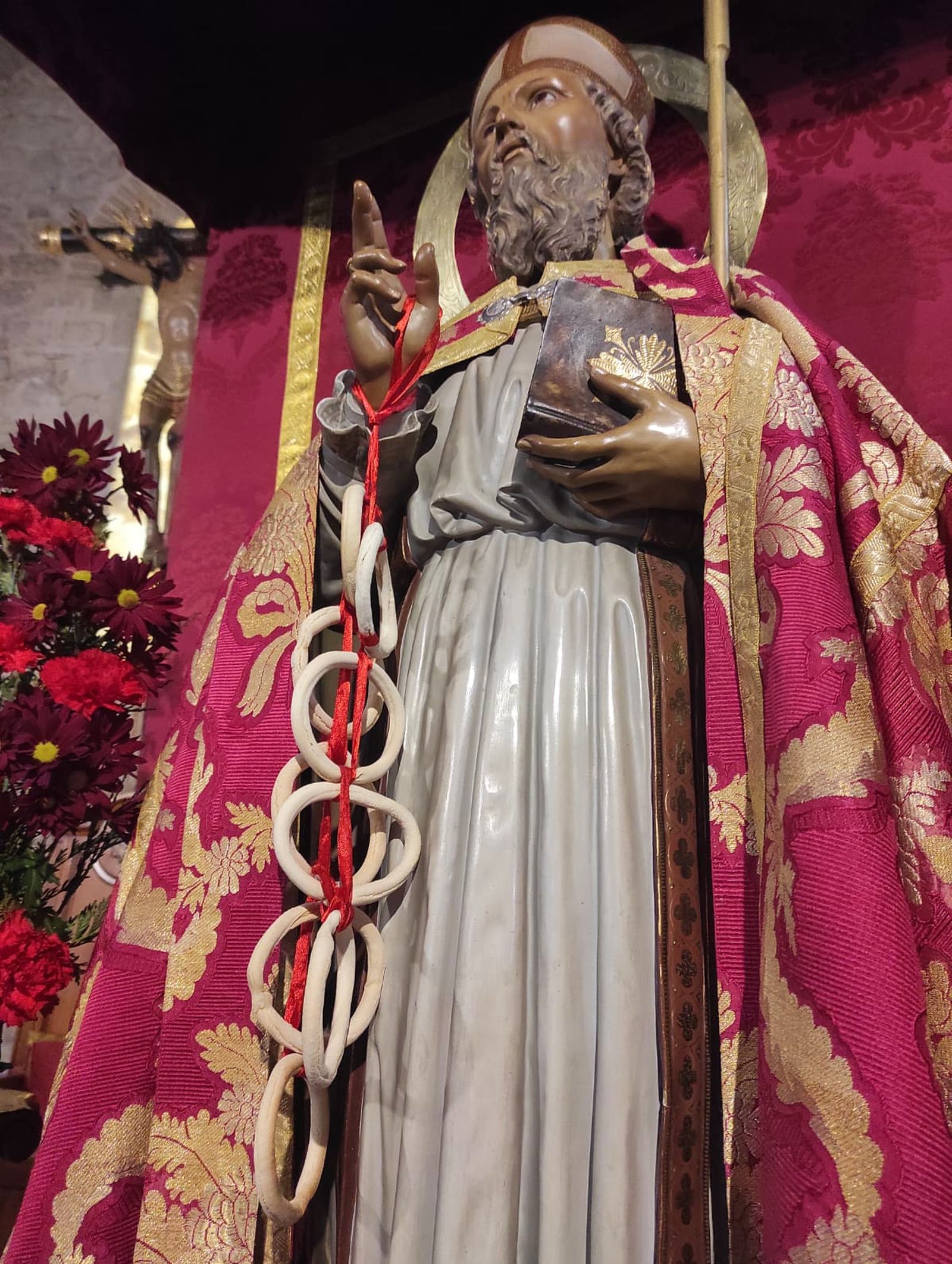 Imagen de San Blas que puede contemplarse en la iglesia de la Magdalena y que luce con sus famosas rosquillas.