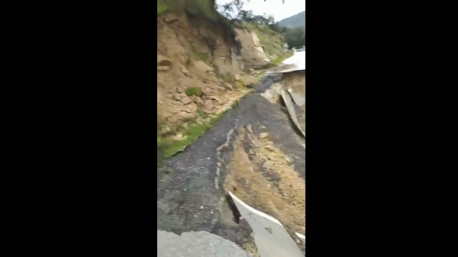 Una carretera se hunde por completo en Alcalá del Valle