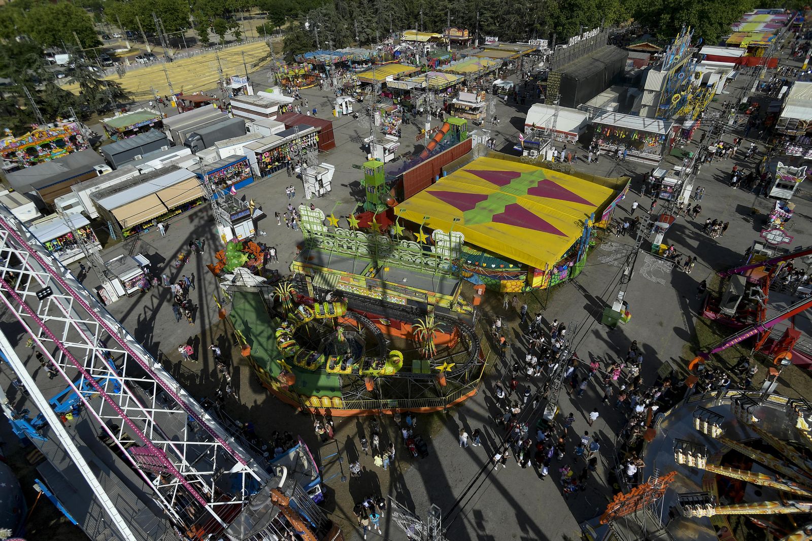Atracciones de feria, columpios, niños y vida en el Corpus 2021
