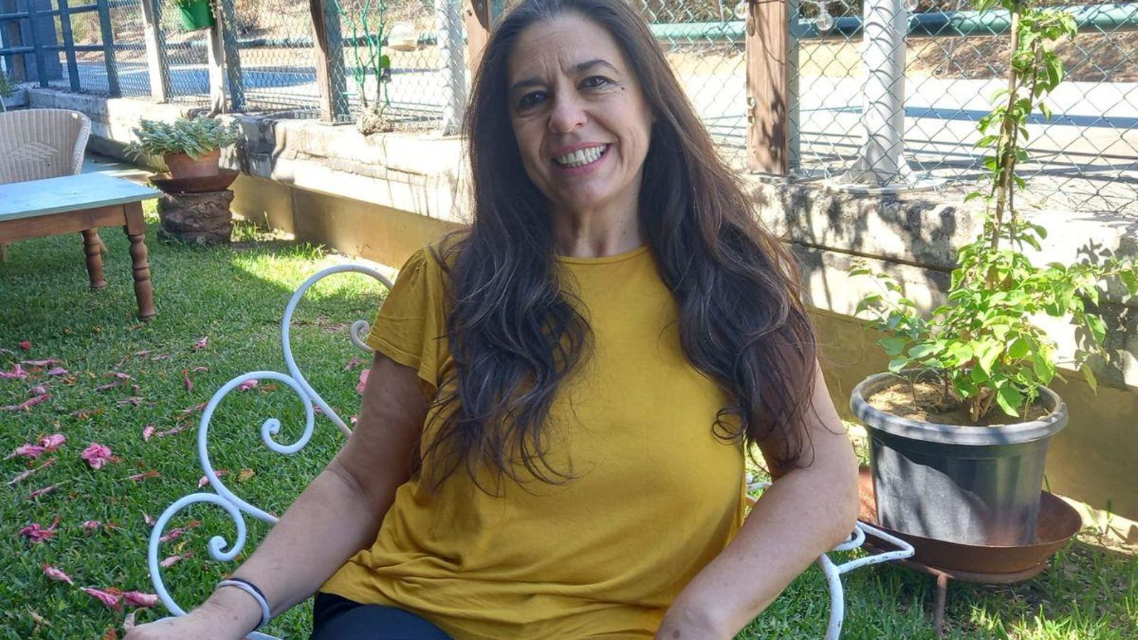 La propietaria del restaurante Nieves Domínguez en una de las zonas ajardinadas