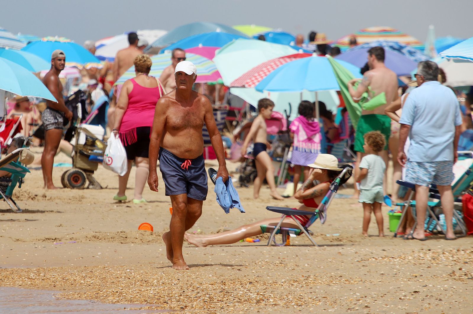 Imágenes del caluroso fin de semana en las playas de Huelva