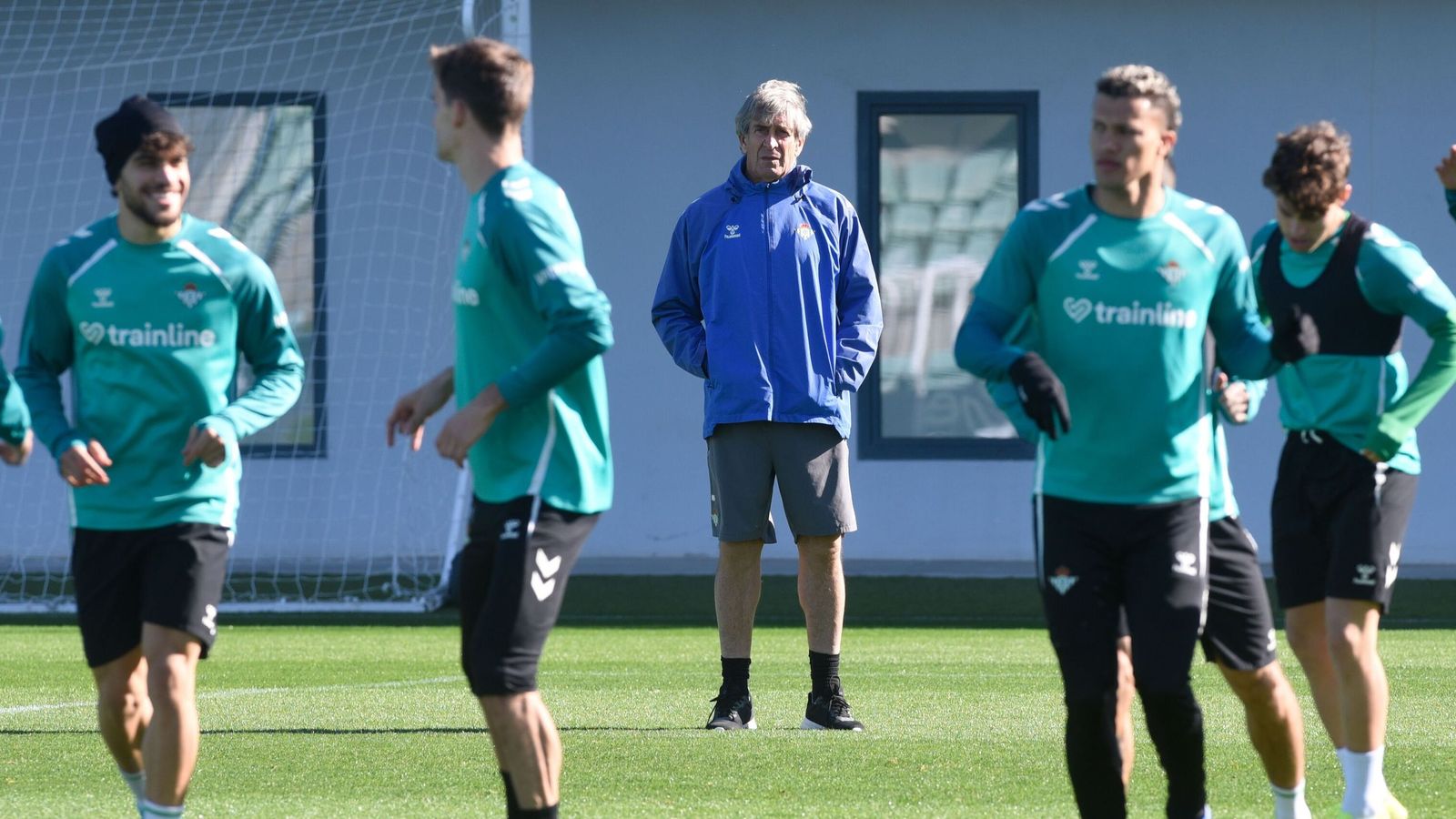 Manuel Pellegrini observa las evoluciones de sus futbolistas en un entrnamiento.