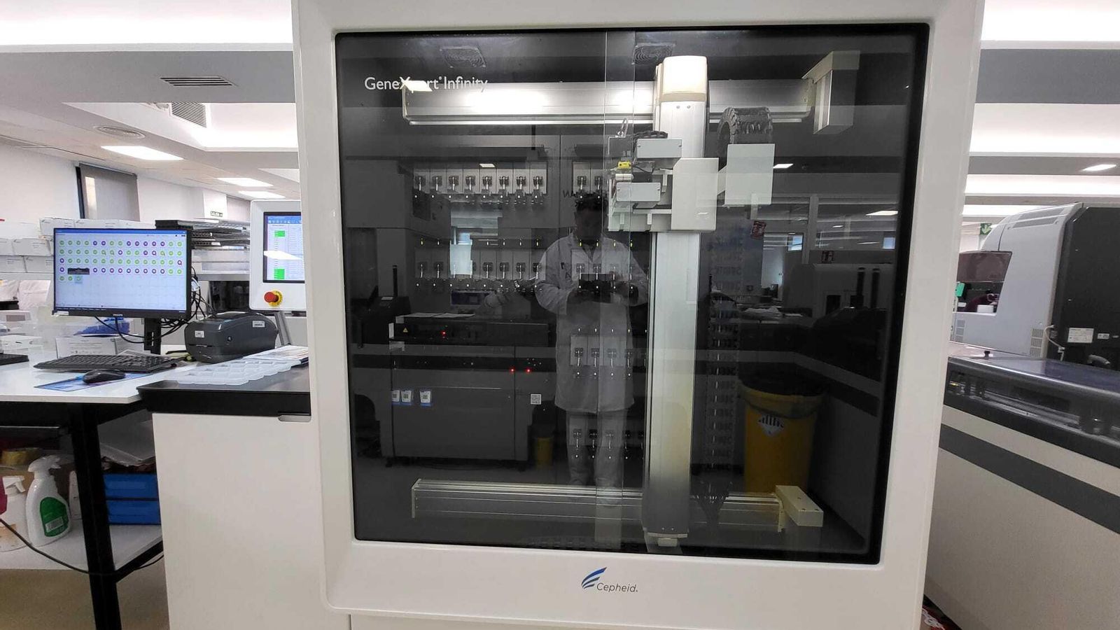 Equipo de diagnóstico rápido molecular de alta capacidad robotizado que se ha instalado en el laboratorio del Hospital Universitario Torrecárdenas, el primero de España que trabaja con esta tecnología de última generación.