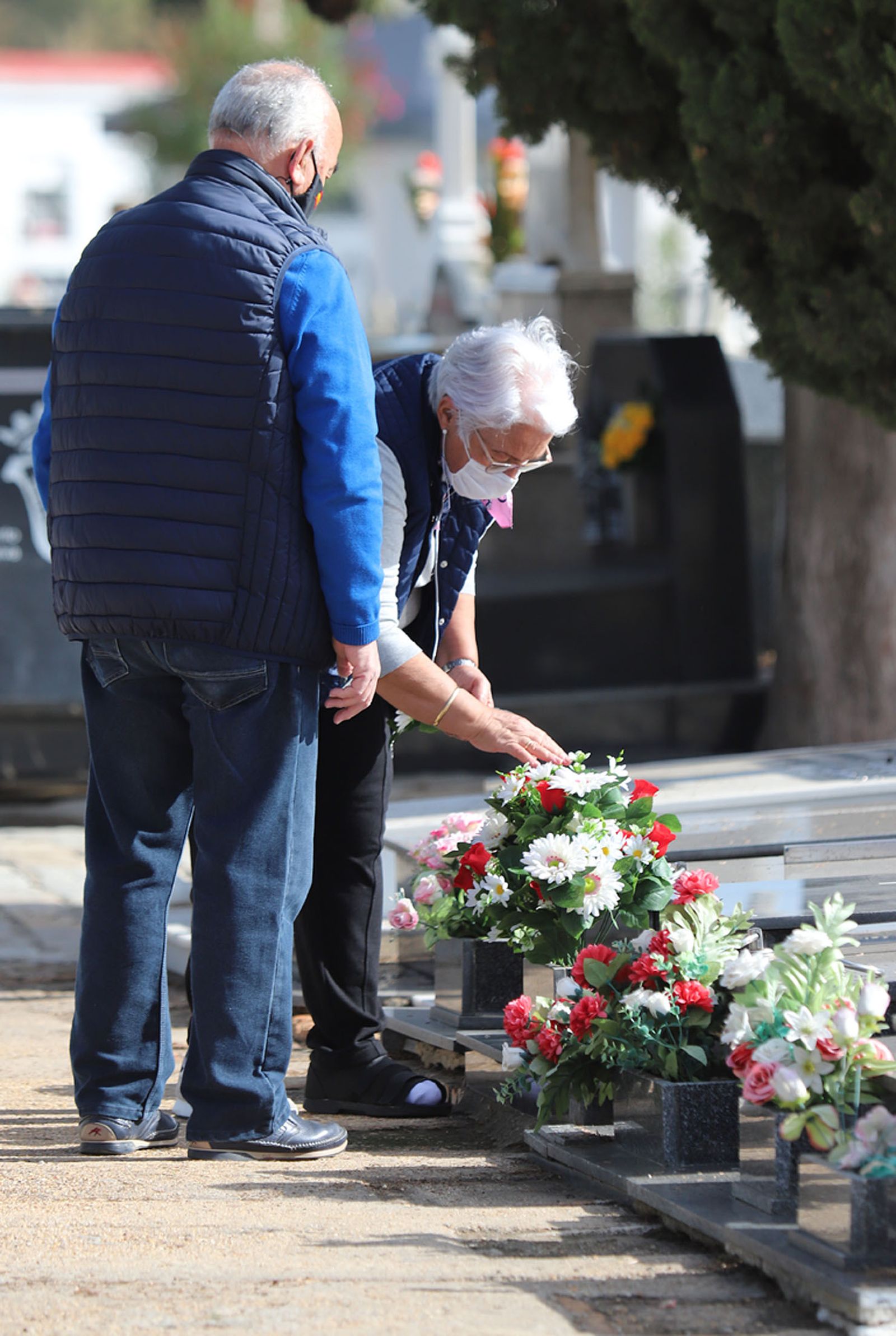 Imágenes de los preparativos en el cementerio de Huelva con motivo de la festividad de Todos los Santos
