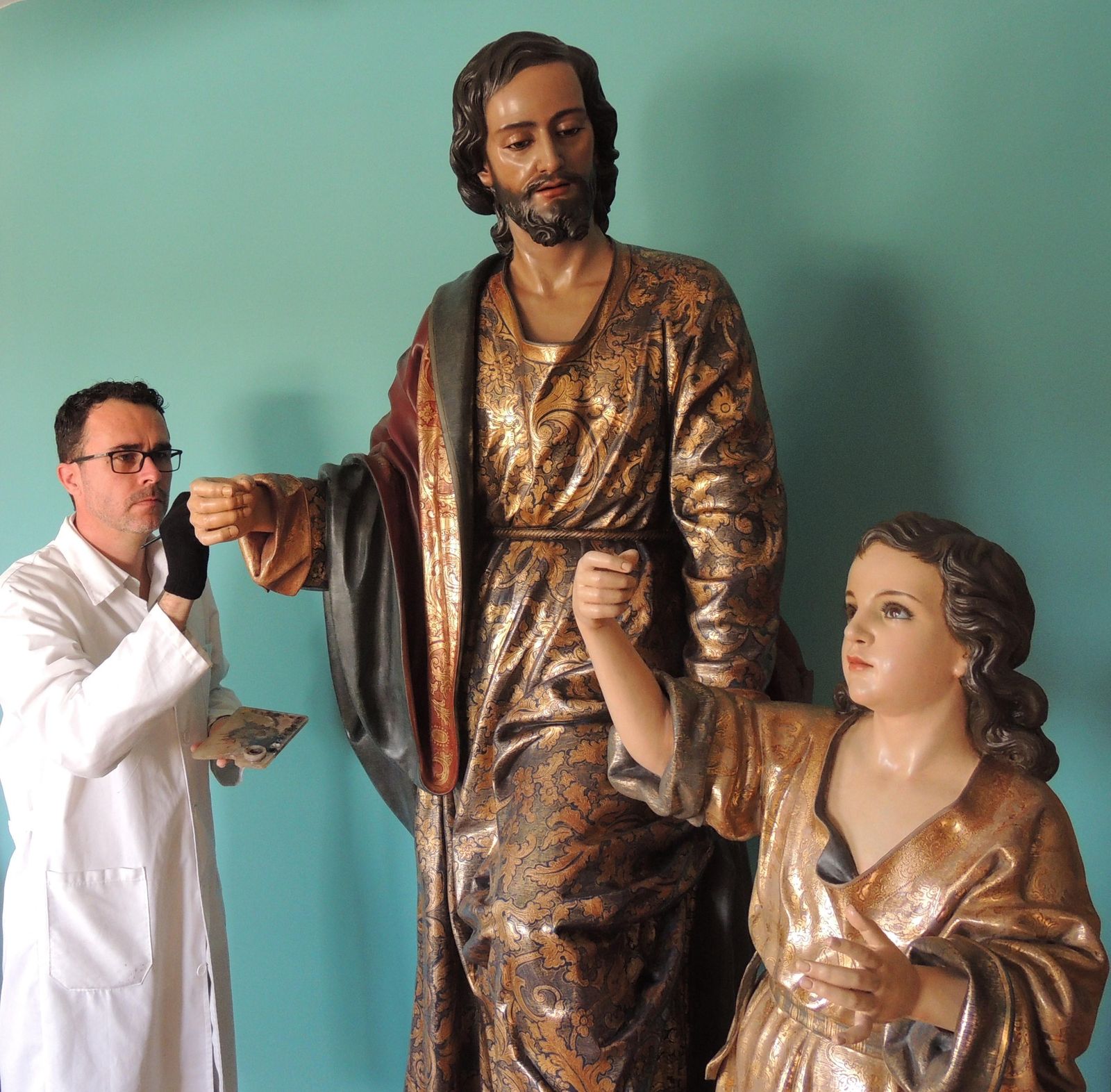 El escultor trabajando en la restauración del Patrón del Barrio Alto.