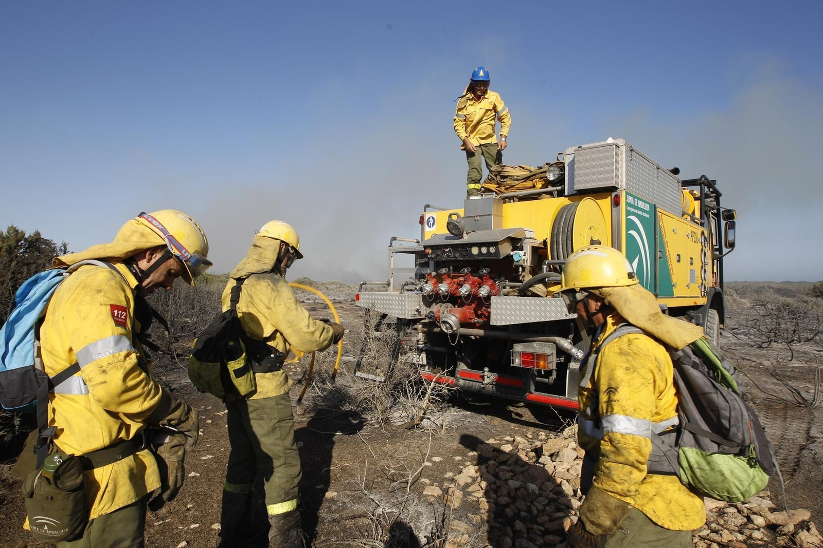 Una imagen de archivo de agentes forestales tras un incendio.