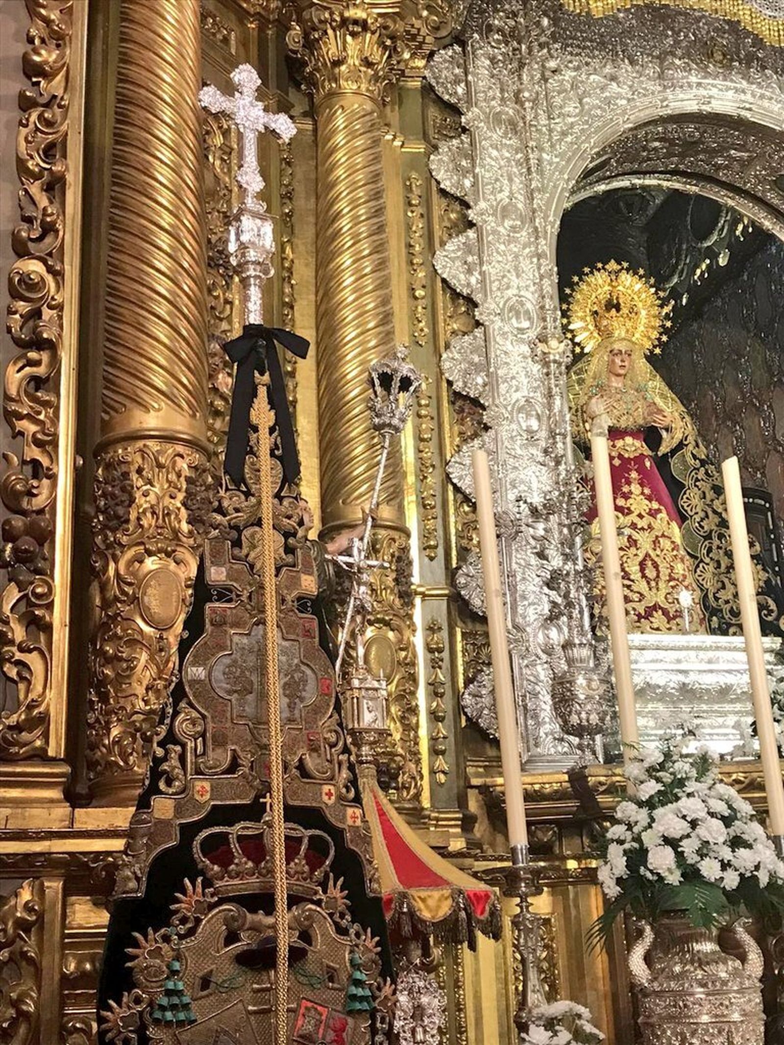 El lazo negro colocado en el estandarte de la Hermandad de la Macarena.