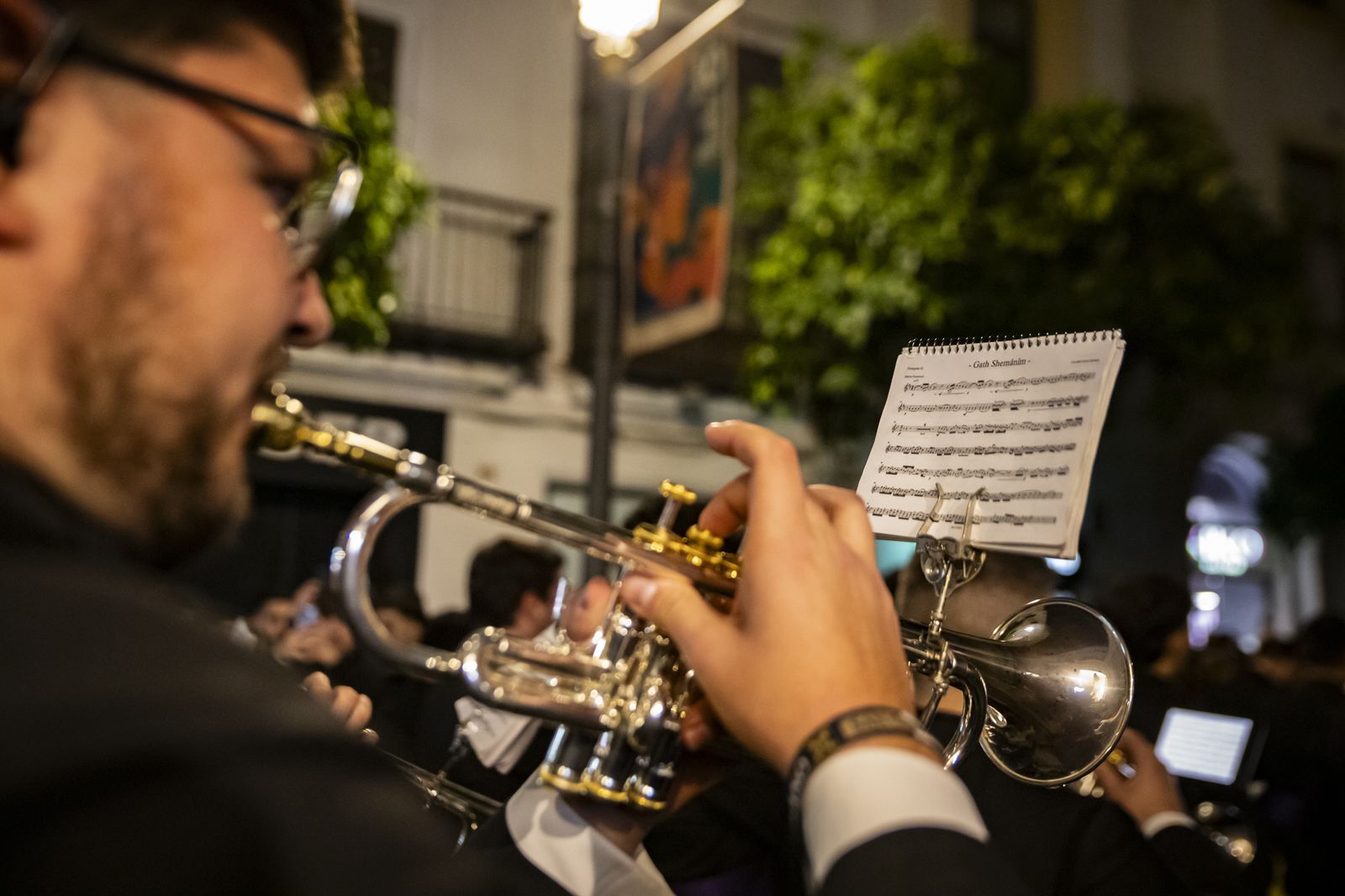 Multitudinario pasacalles de la Banda de las Cigarreras por el centro de Jerez