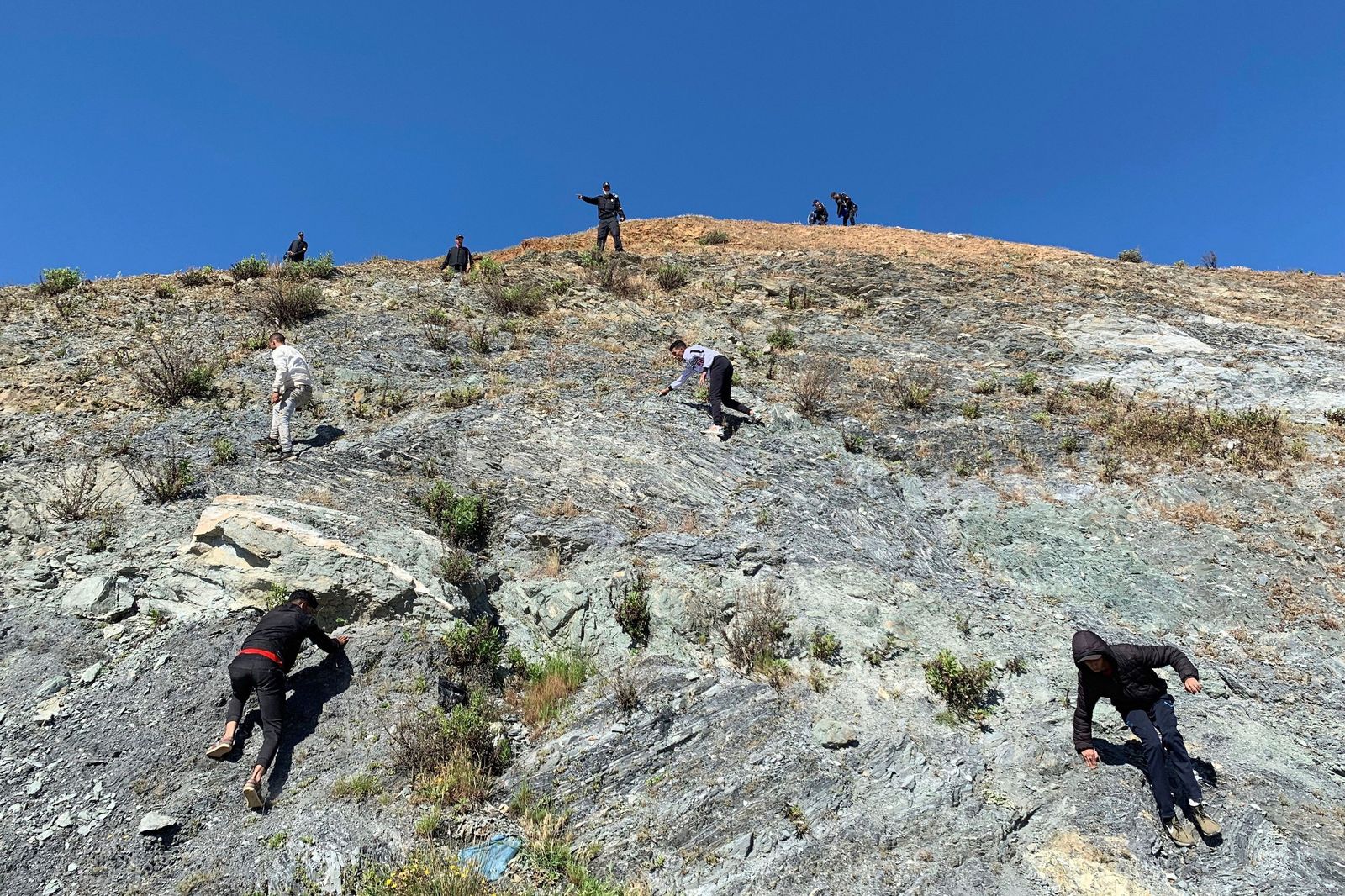 Antidisturbios marroquíes tratan de impedir el paso de las personas desalojadas que intentan llegar otra vez al paso de Tarajal (Ceuta) desde Fnideq (Castillejos, Marruecos) , esta semana.