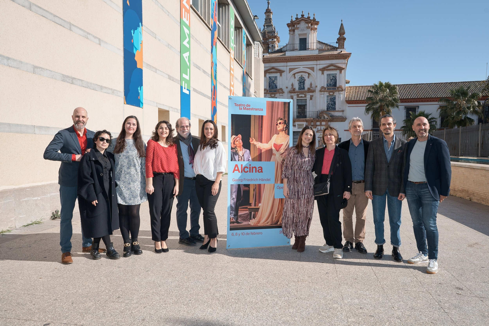 El equipo artístico de 'Alcina', en  el exterior del Maestranza.