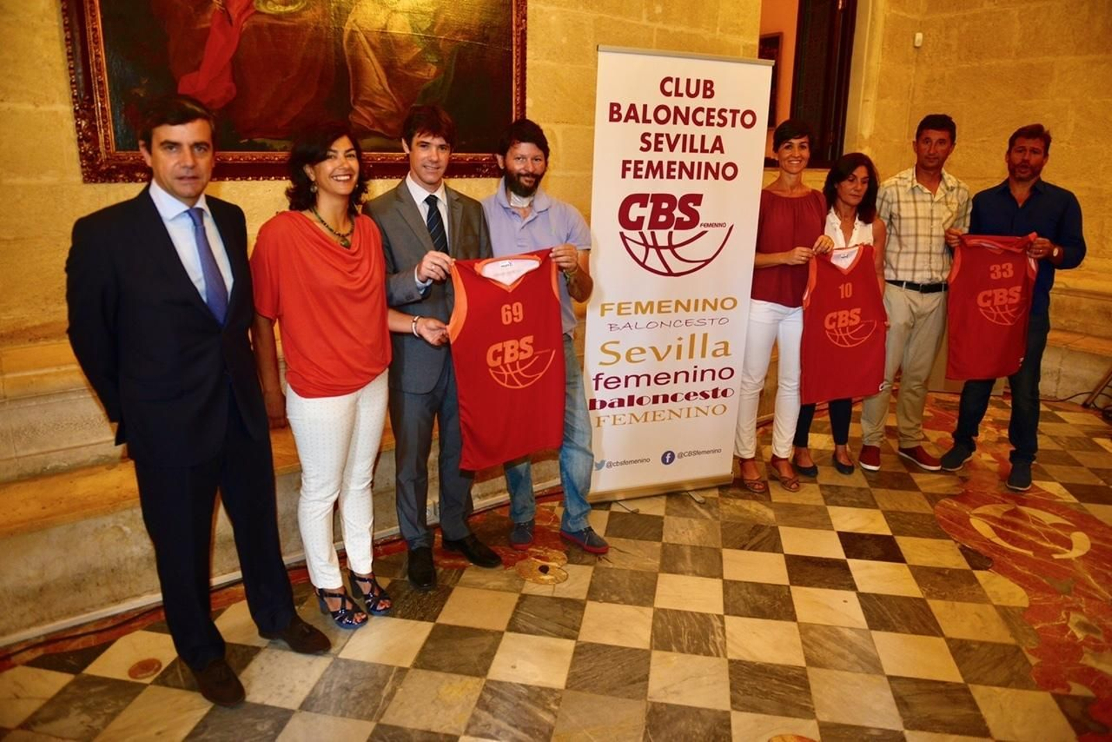 Los responsables del equipo presentan en el Ayuntamiento el nuevo club.