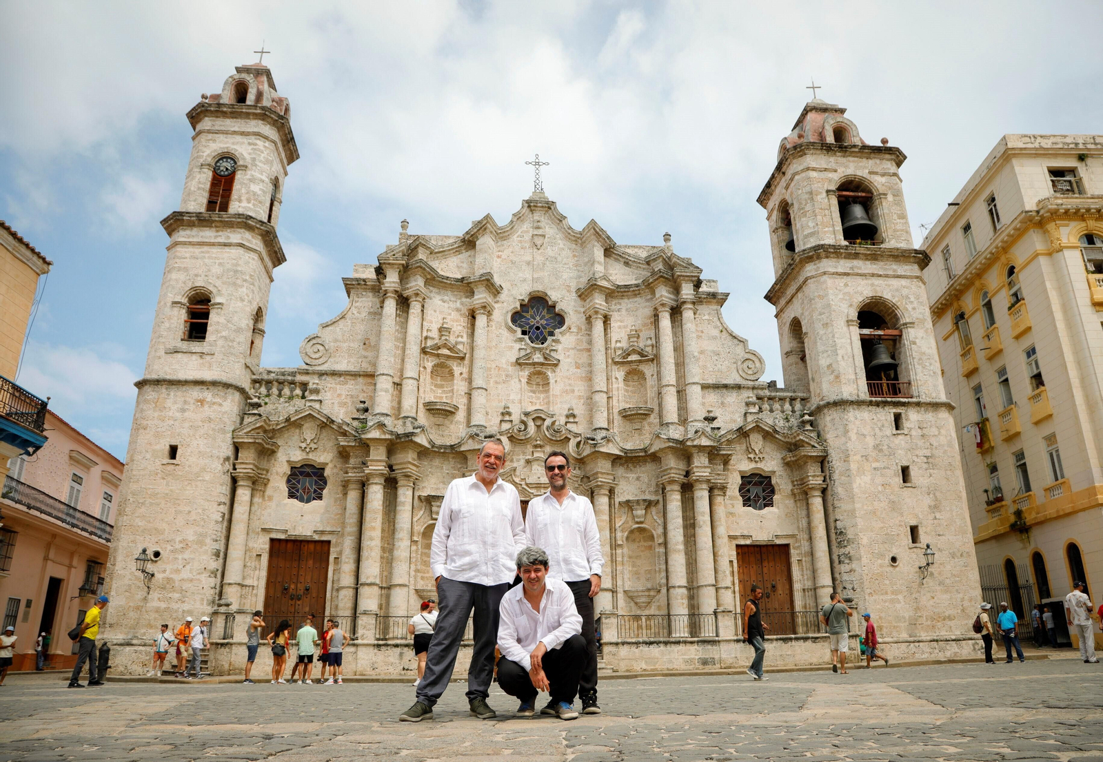 Jorge Díaz, Antonio Mercero y Agustín Martínez, los tres integrantes de Carmen Mola, posan ante la Catedral de La Habana.
