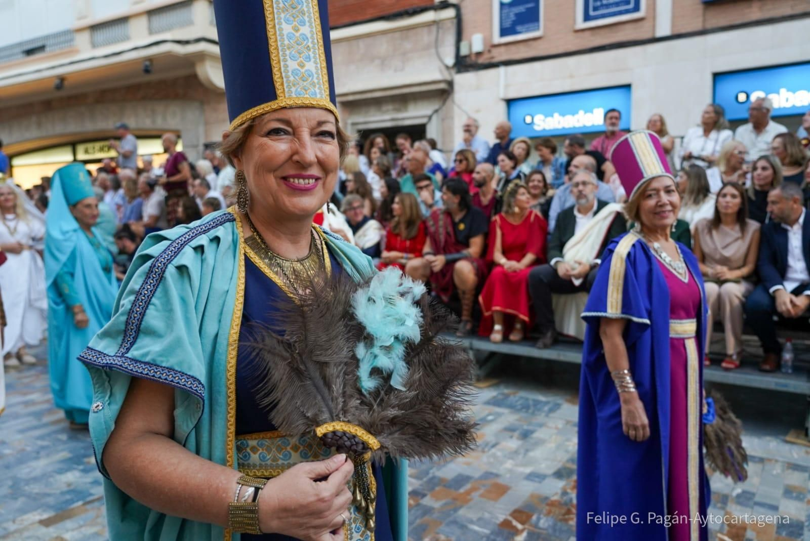 Así fue el paseo de la recreación de Cástulo de Linares por el desfile de Cartagena, en imágenes